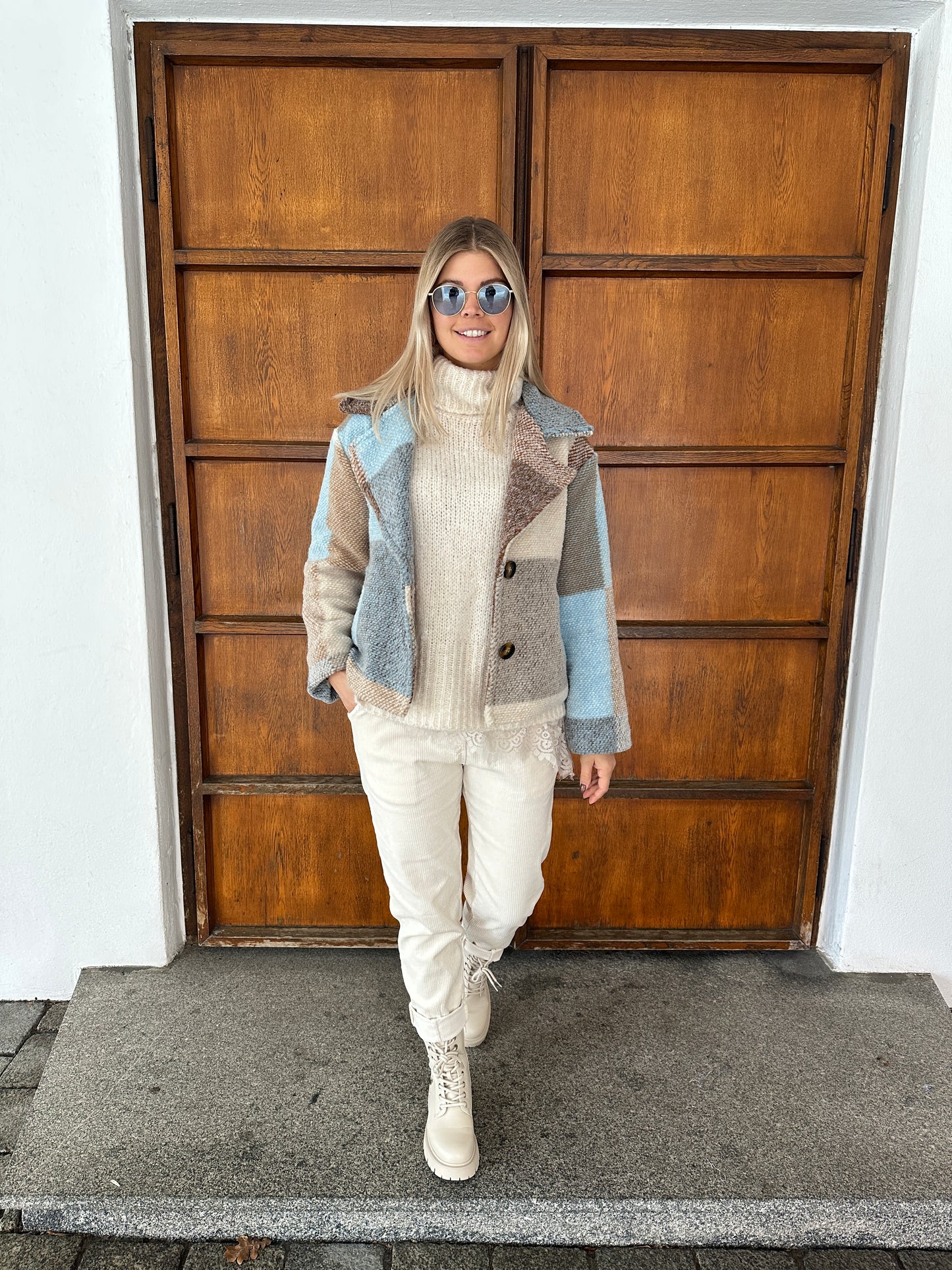 pullover in wollweiß mit  weitem rollkragen