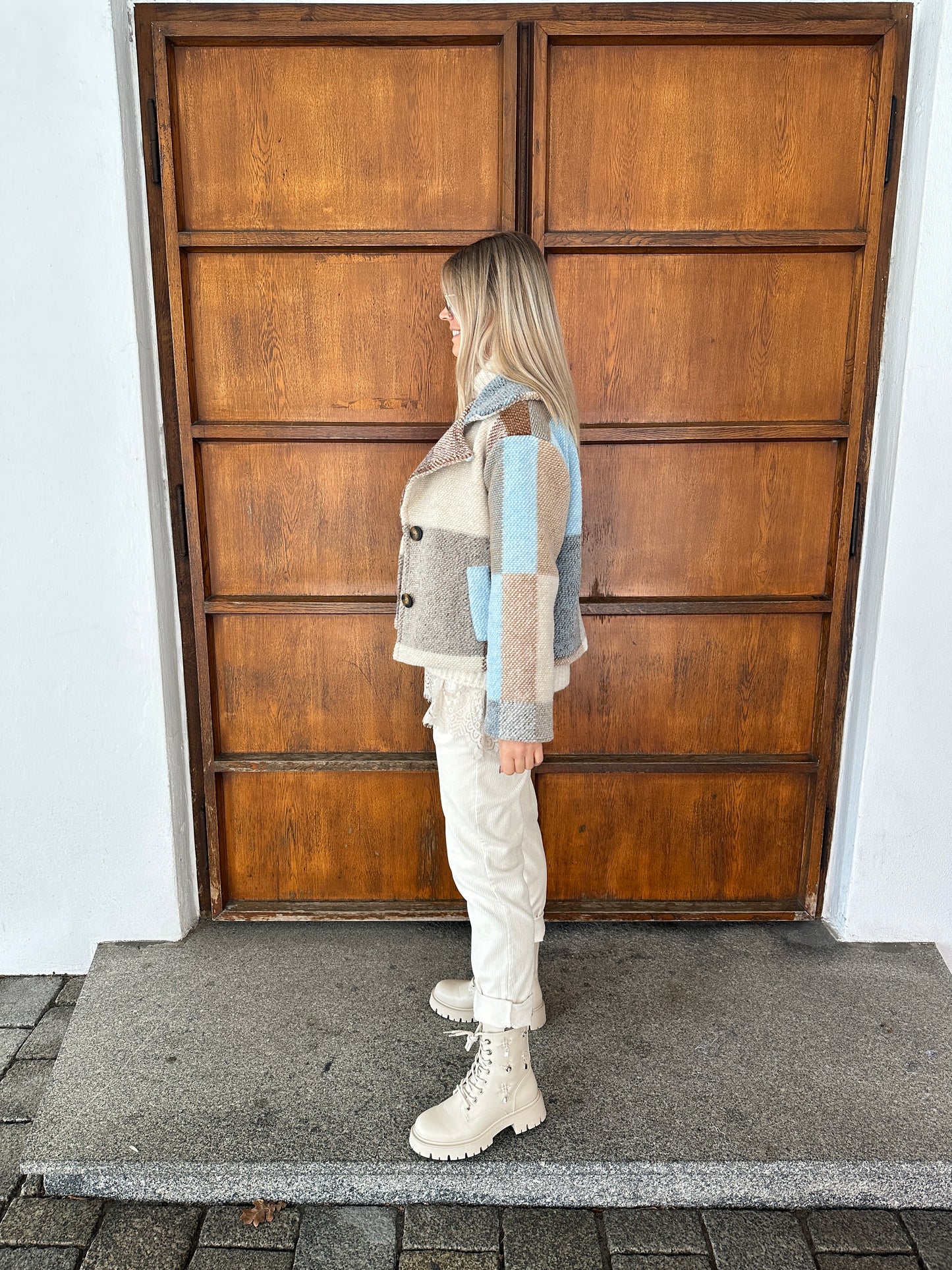 boots in wollweiß mit applikationen an der seite