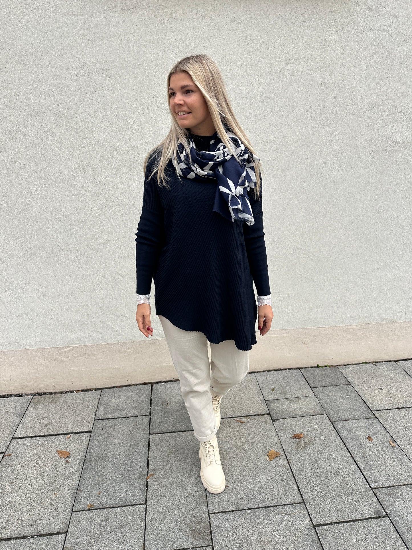 pullover in dunkelblau mit muster