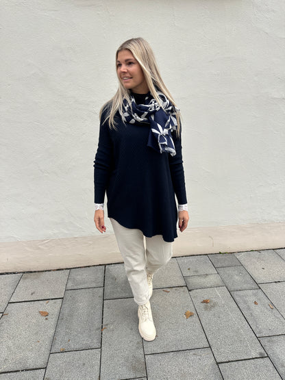 Pullover in Dunkelblau mit Muster