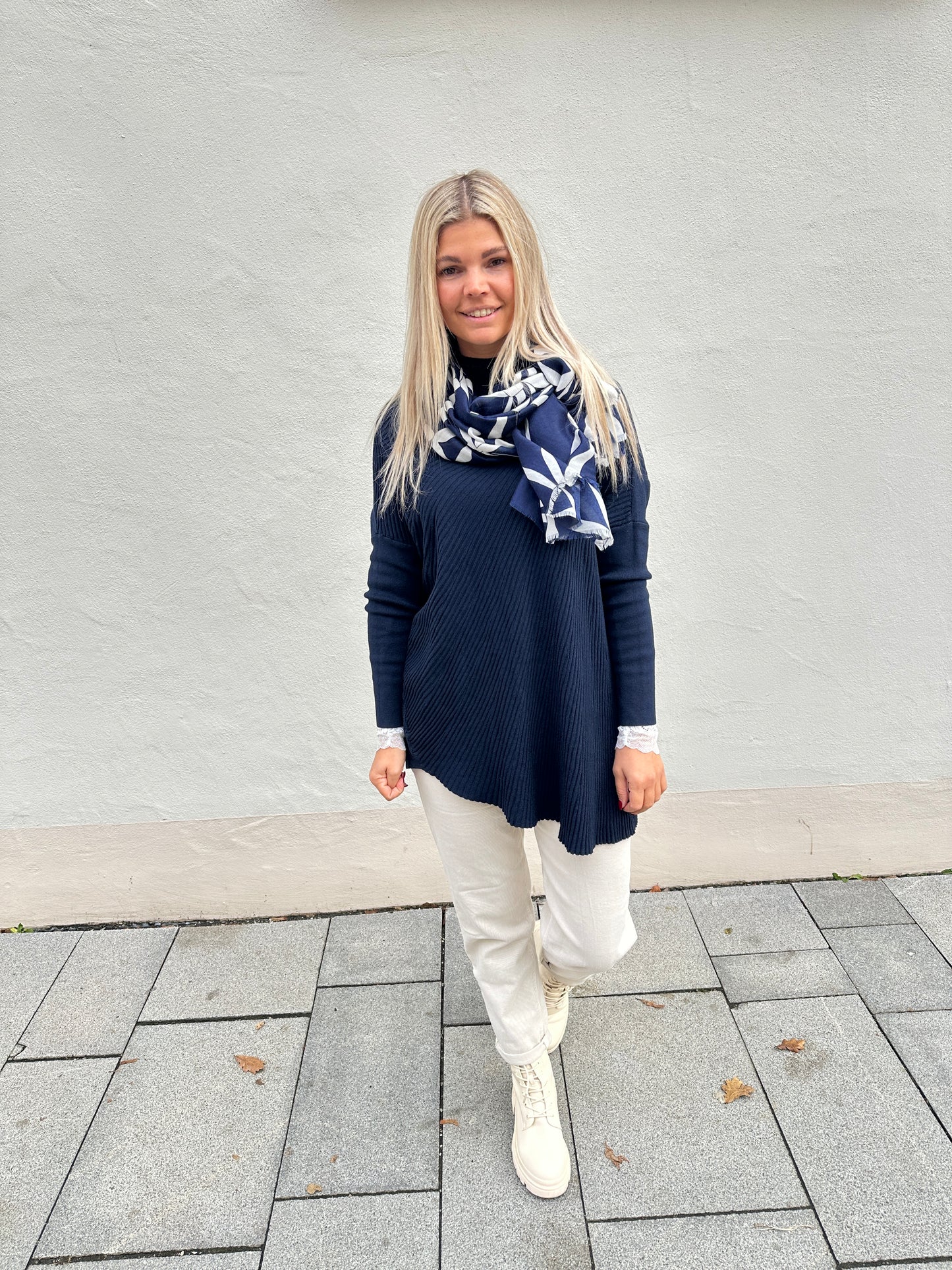 pullover in dunkelblau mit muster