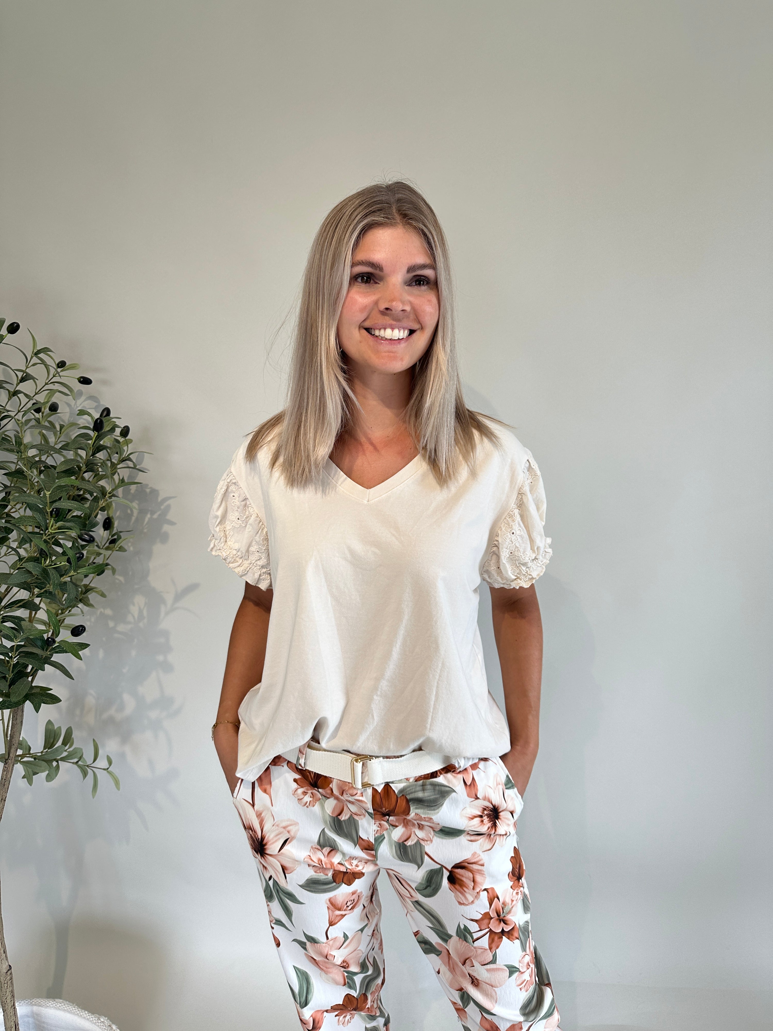 T-Shirt in Beige mit Bohospitze am Arm