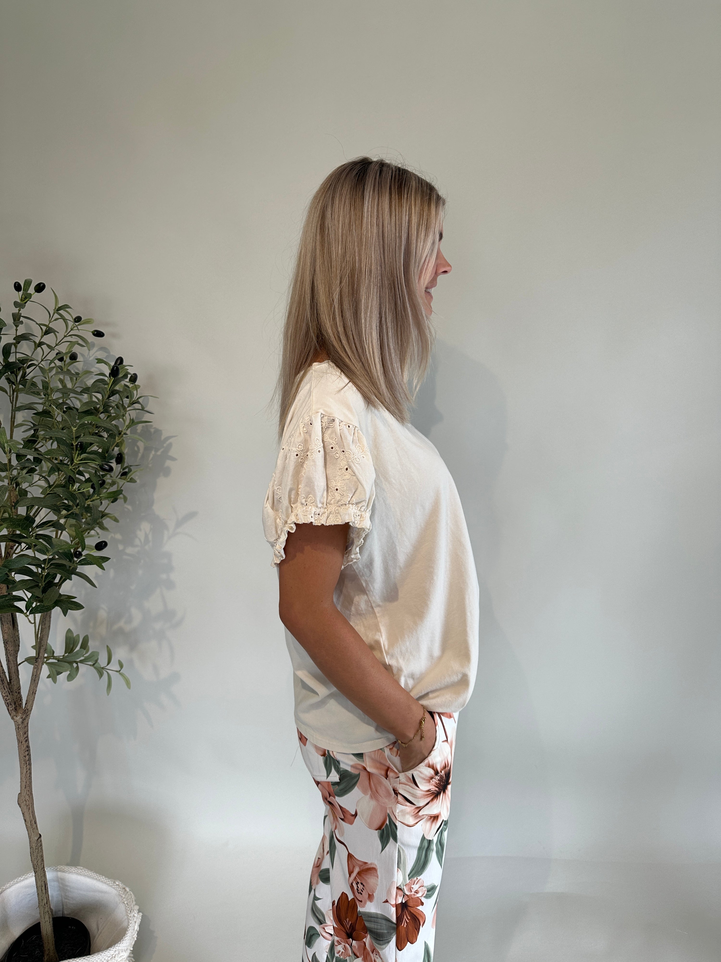 T-Shirt in Beige mit Bohospitze am Arm