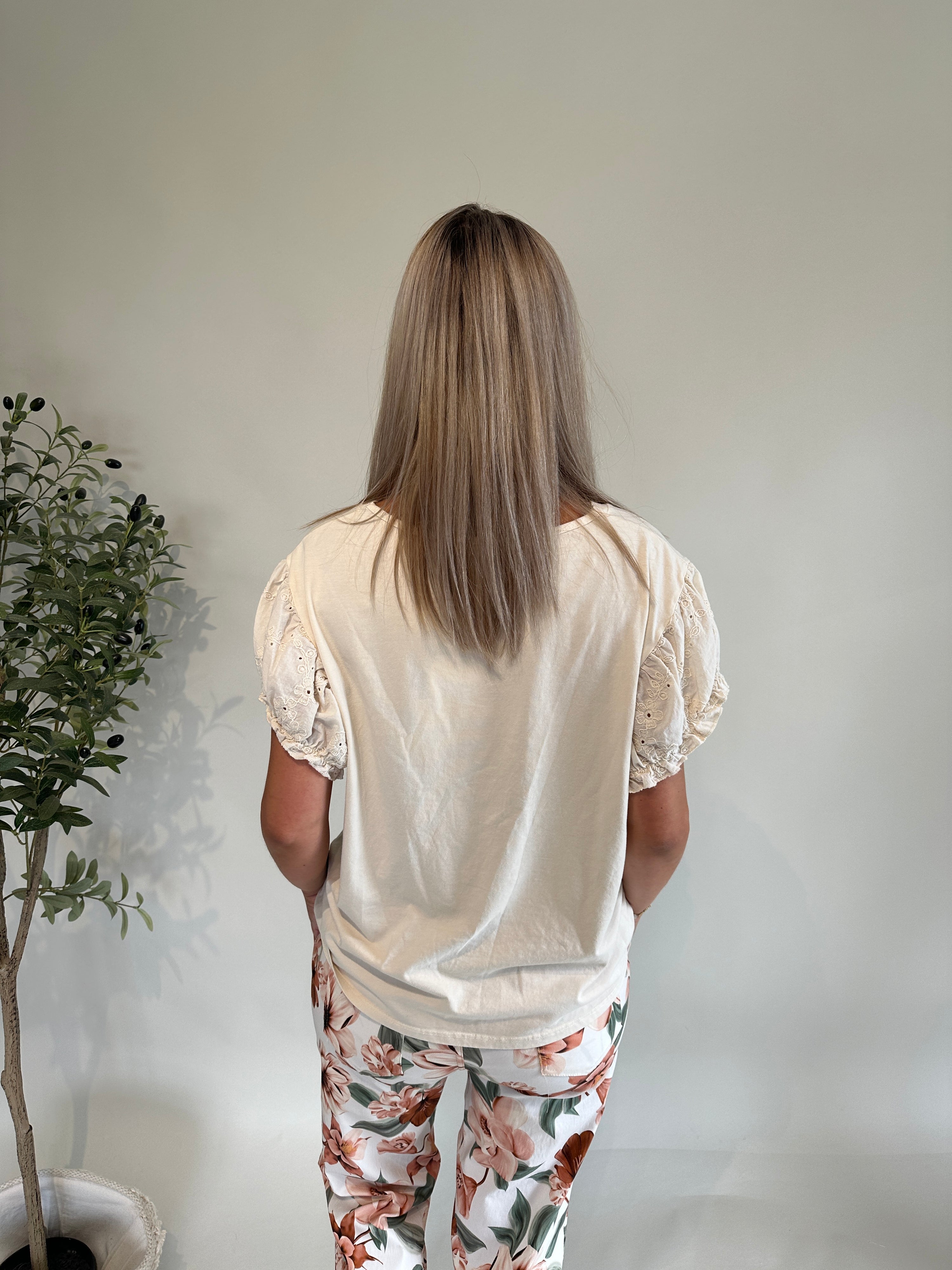 T-Shirt in Beige mit Bohospitze am Arm