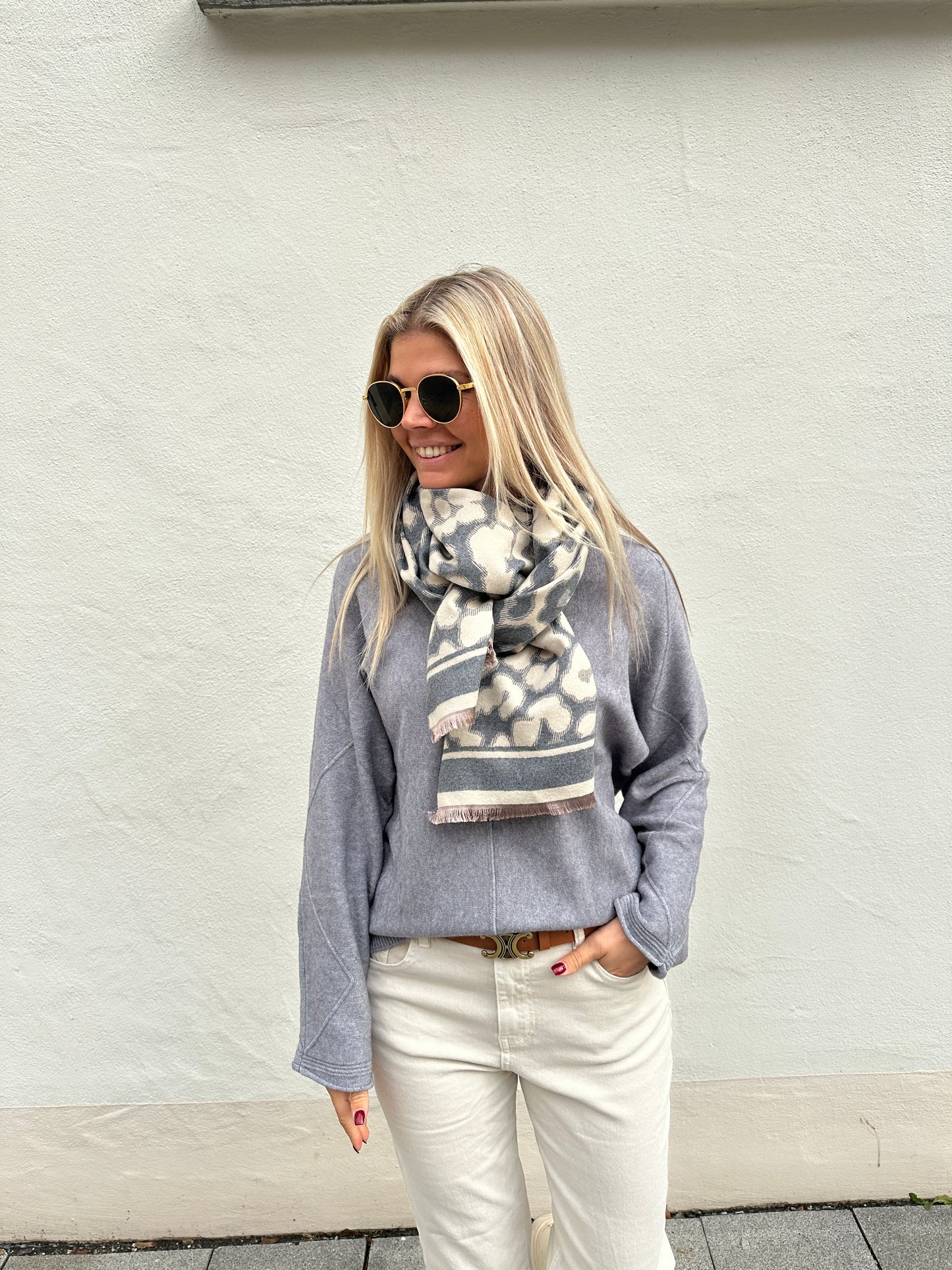 pullover in grau mit muster am arm und schal