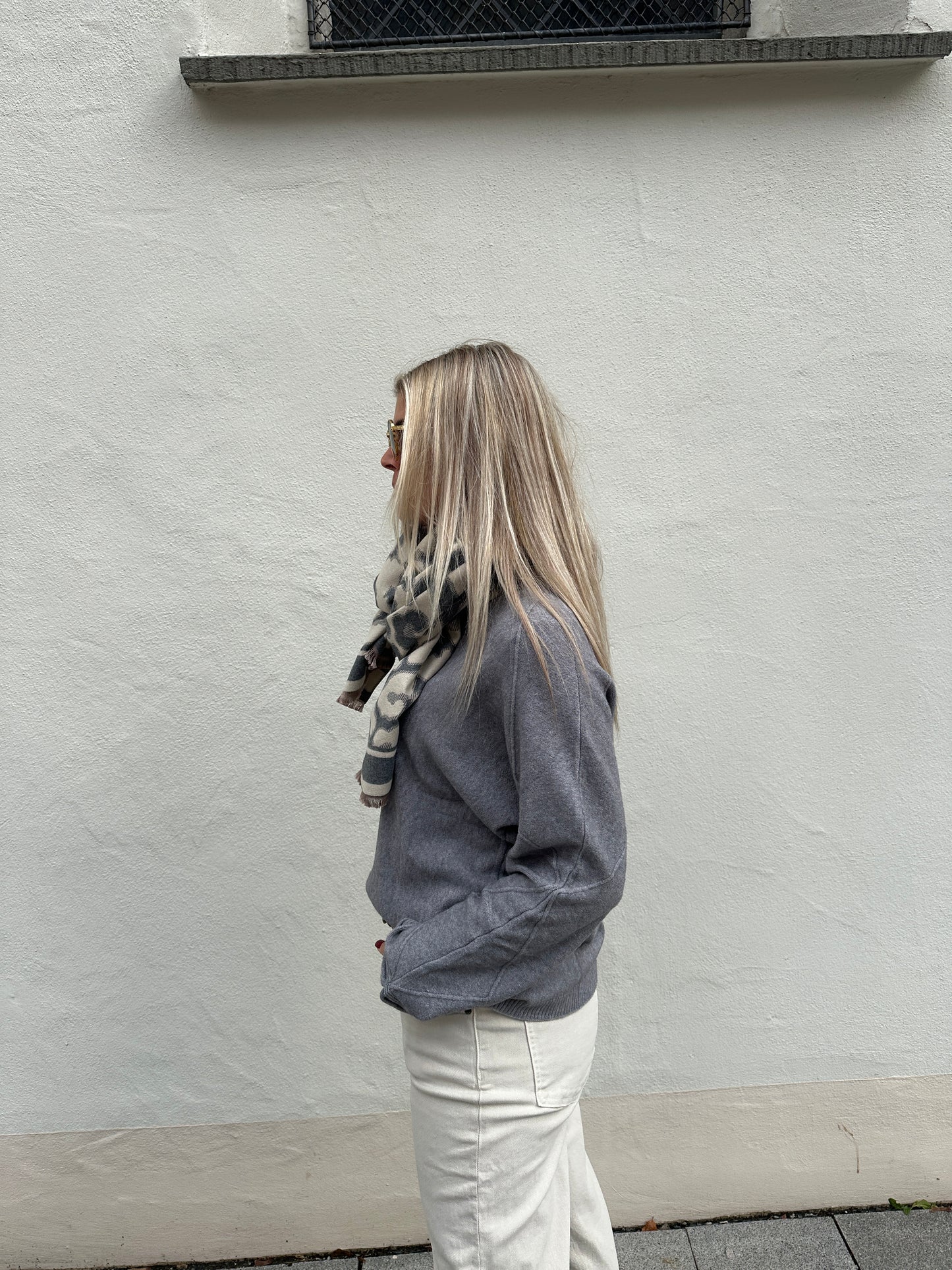 pullover in grau mit muster am arm und schal