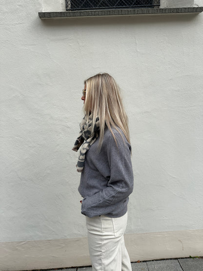 Pullover in Grau mit Muster am Arm und Schal