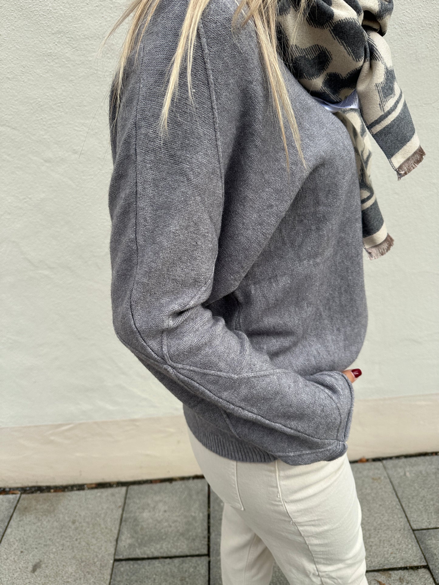 pullover in grau mit muster am arm und schal