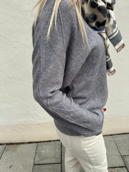 Pullover in Grau mit Muster am Arm und Schal