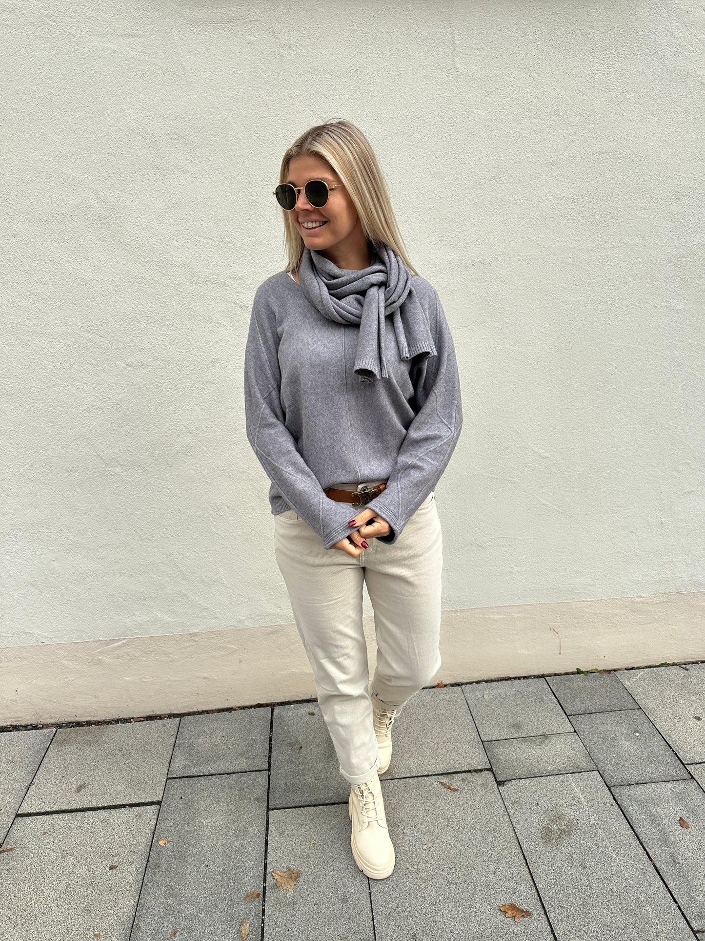 pullover in grau mit muster am arm und schal