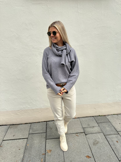 Pullover in Grau mit Muster am Arm und Schal