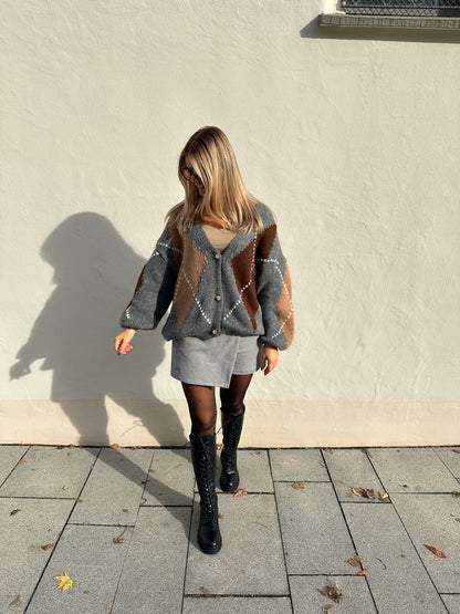 Strickjacke mit Rautenmuster in Grau/Schokobraun/Zimt