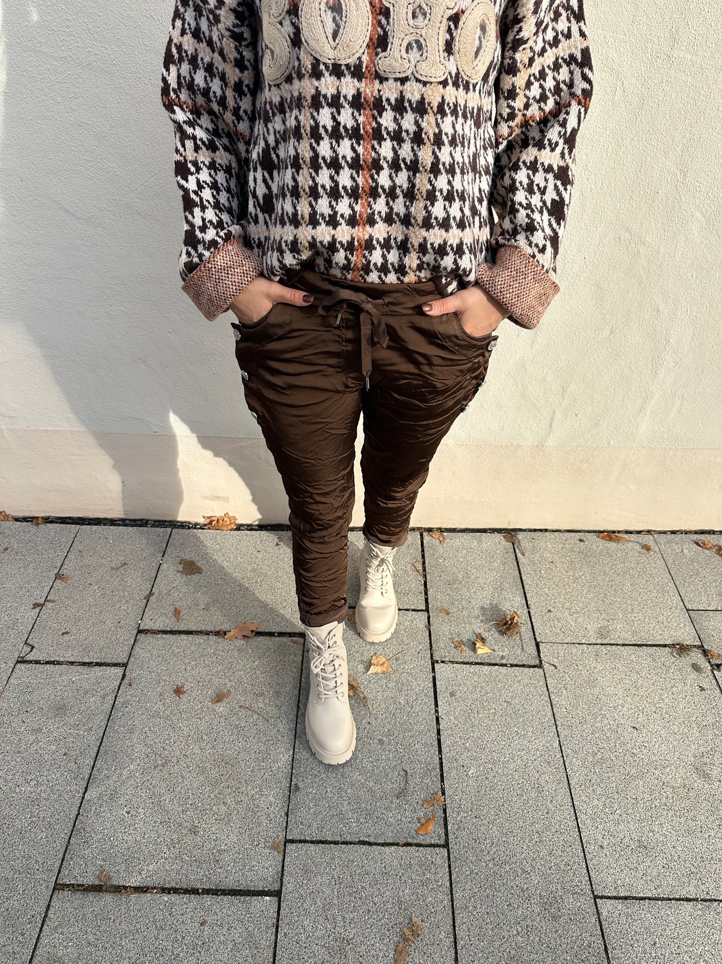 hose in schokobraun mit knöpfe