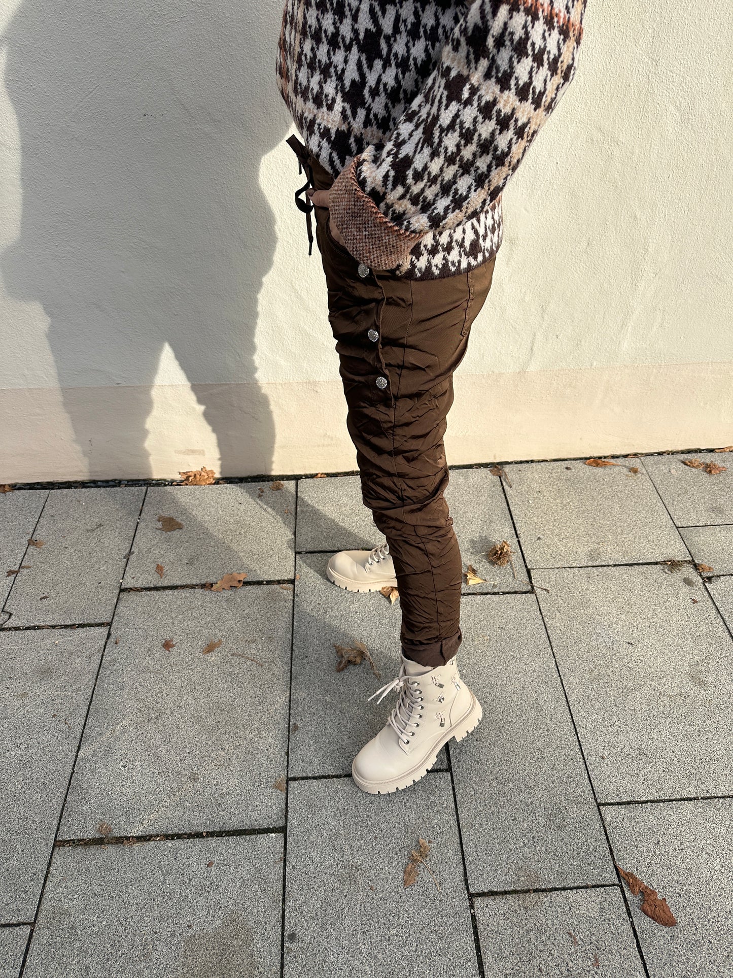 hose in schokobraun mit knöpfe