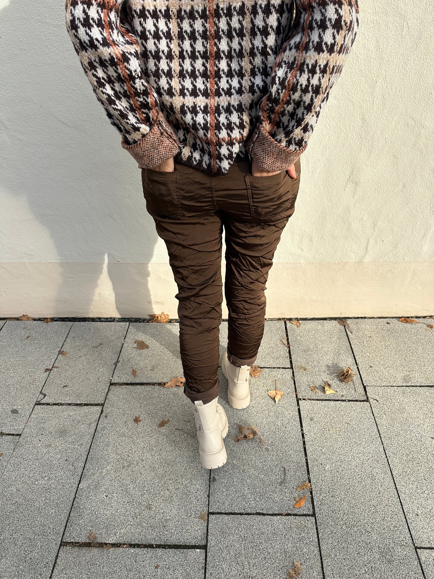 hose in schokobraun mit knöpfe