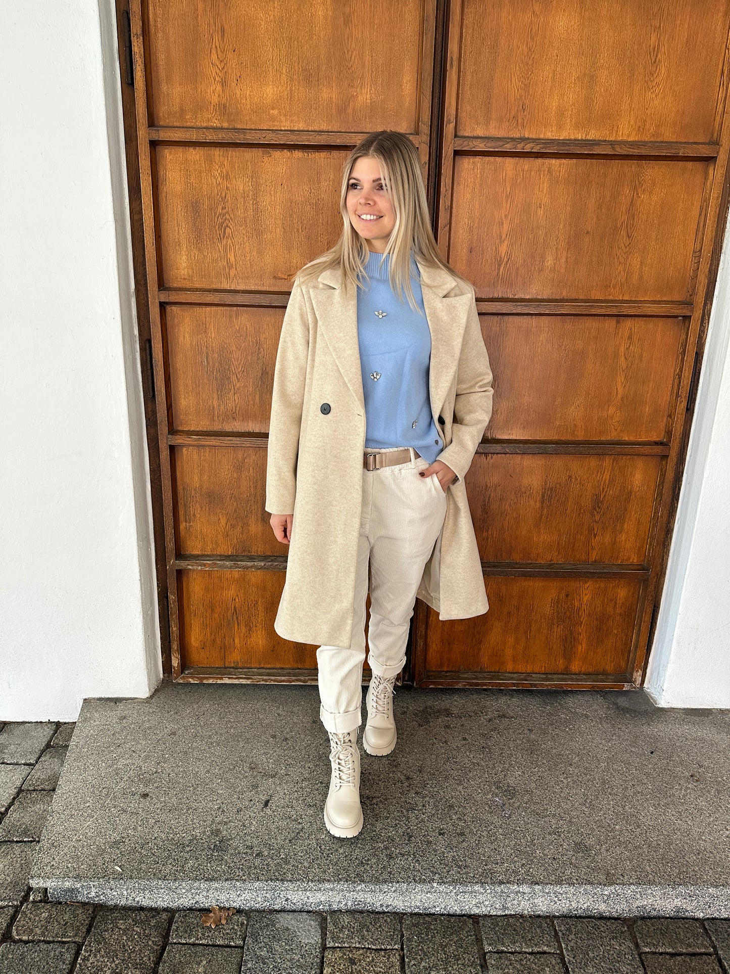 pullover in hellblau mit glitzersteine vorne