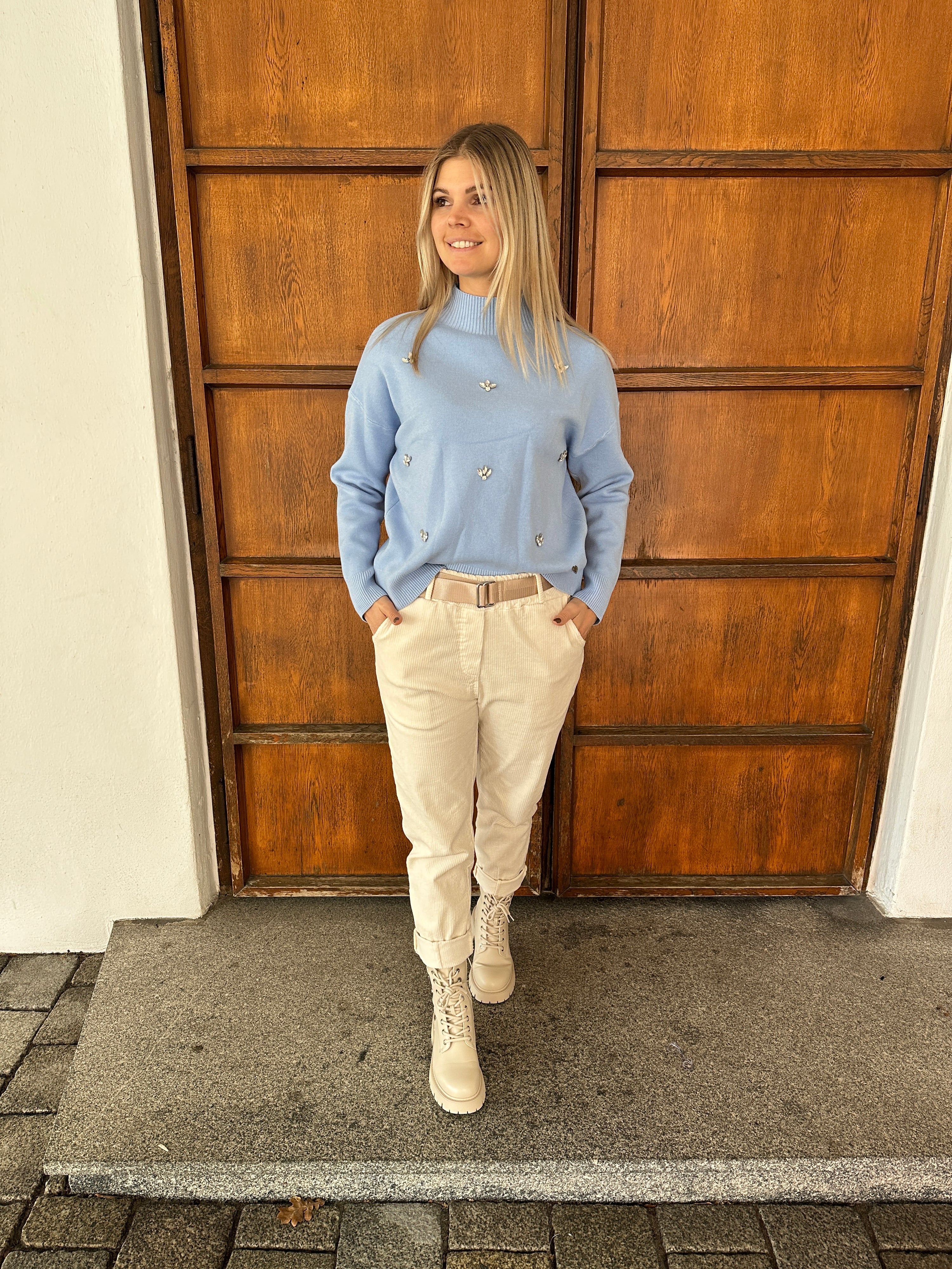 Pullover in Hellblau mit Glitzersteine vorne