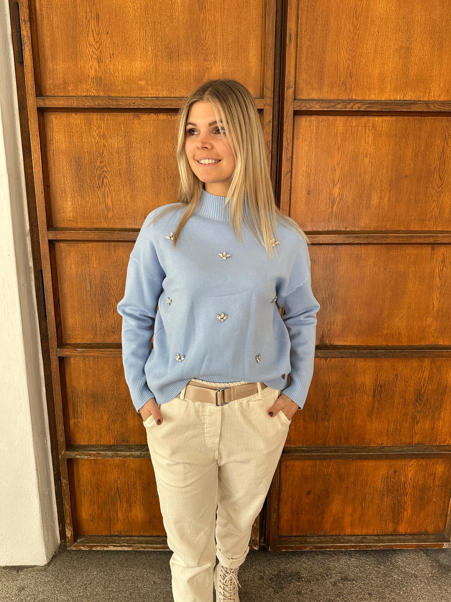 pullover in hellblau mit glitzersteine vorne
