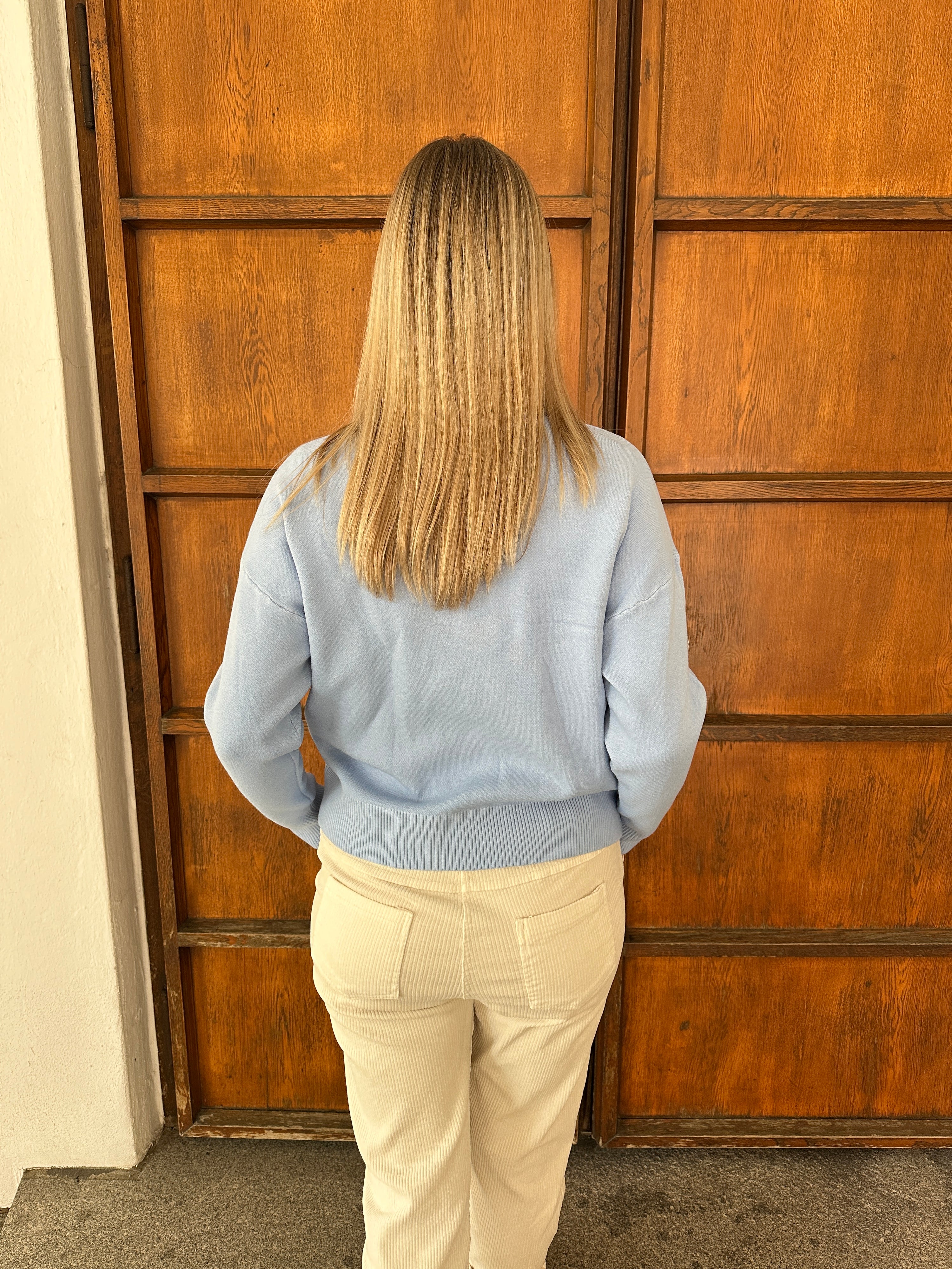 Pullover in Hellblau mit Glitzersteine vorne