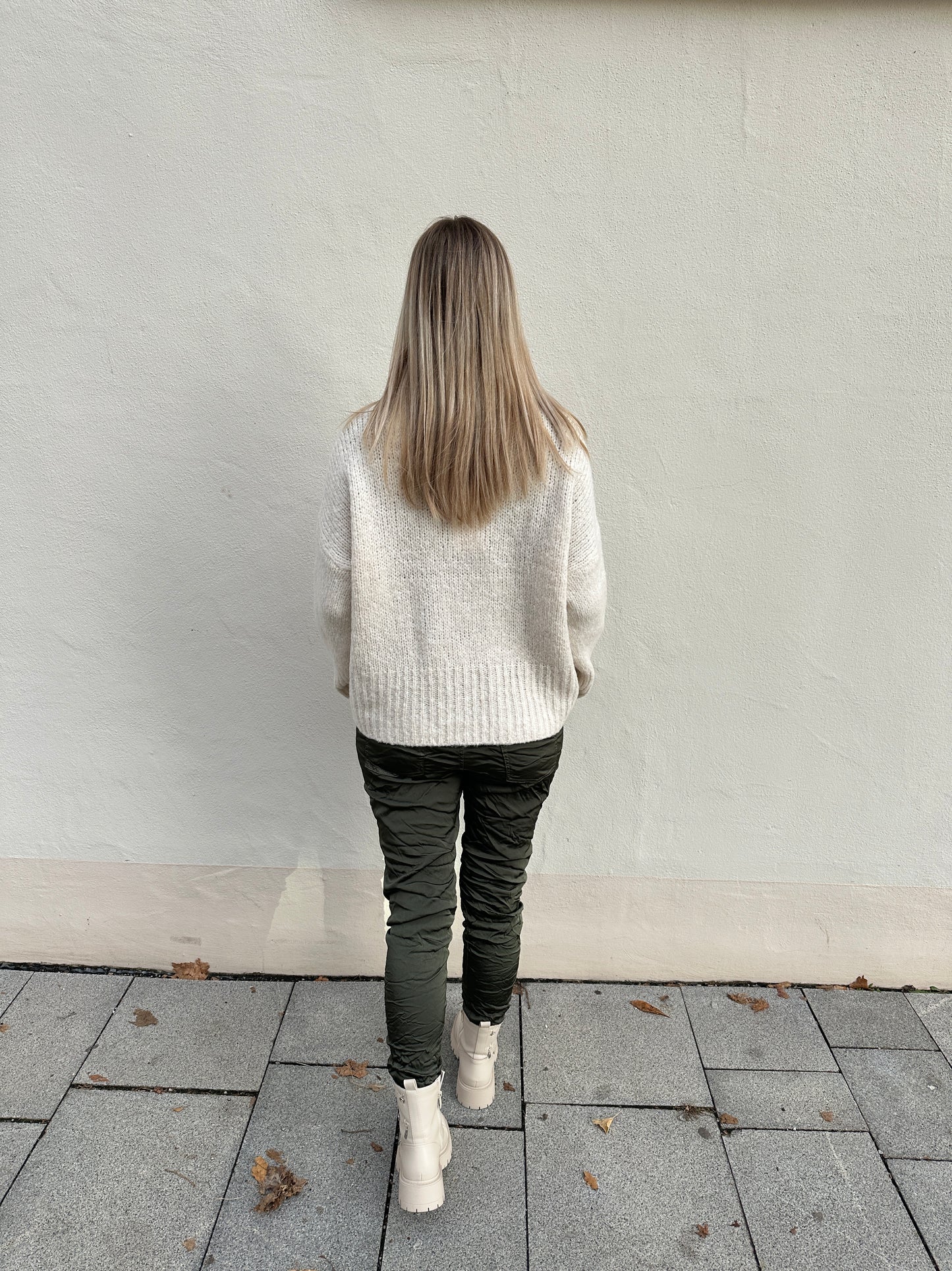 hose in olivgrün mit knöpfe an der seite