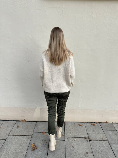 Hose in Olivgrün mit Knöpfe an der Seite