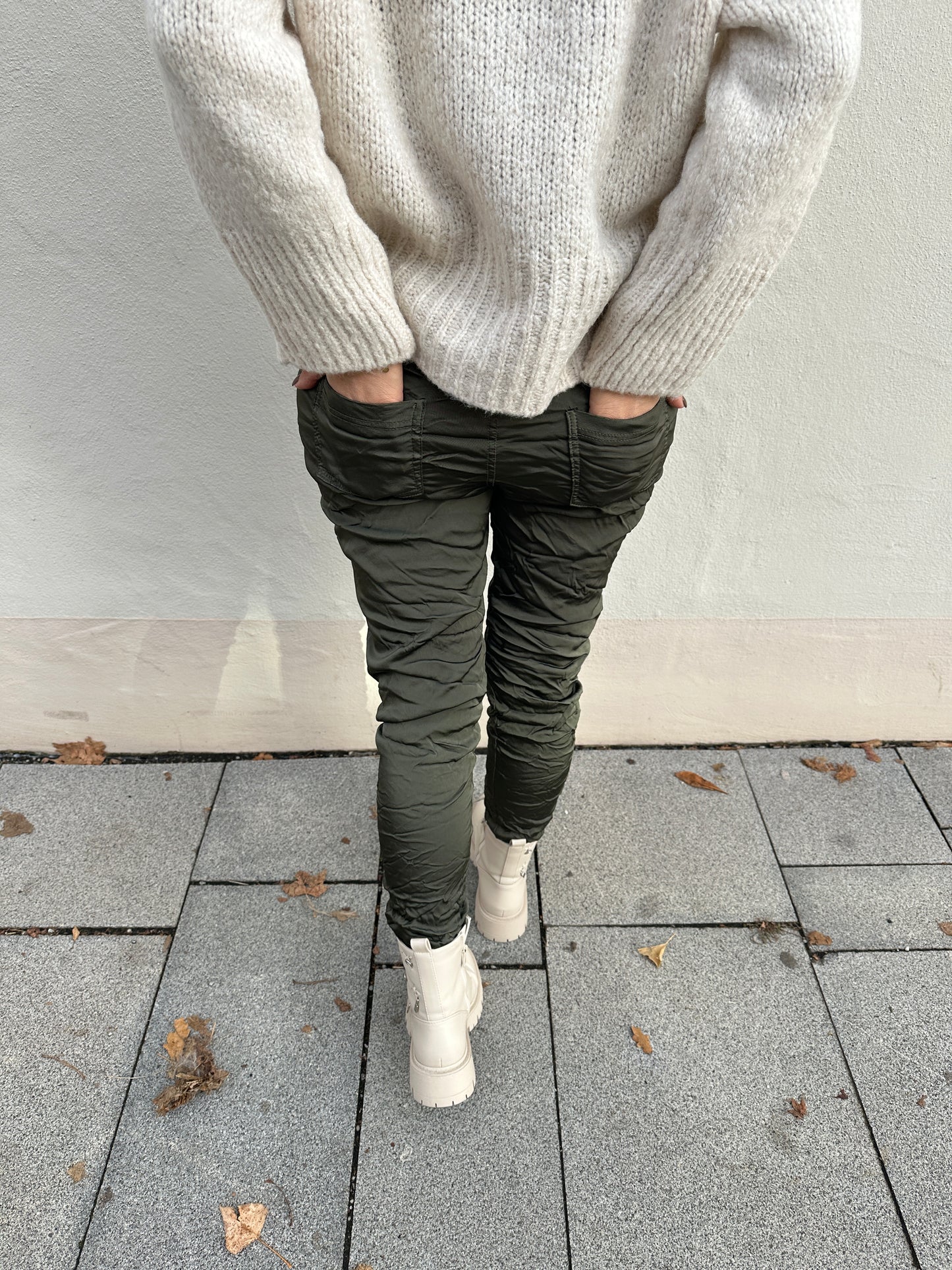 hose in olivgrün mit knöpfe an der seite