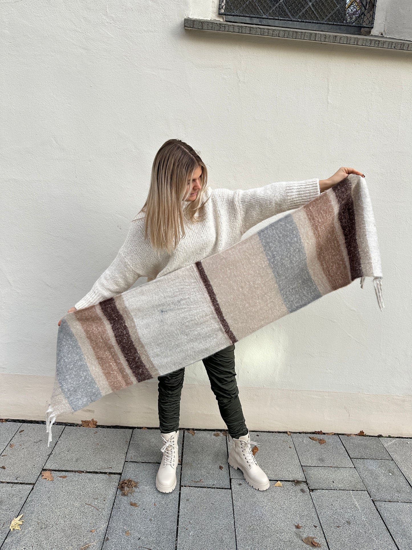 schal  in wollweiß/schokobraun/beige