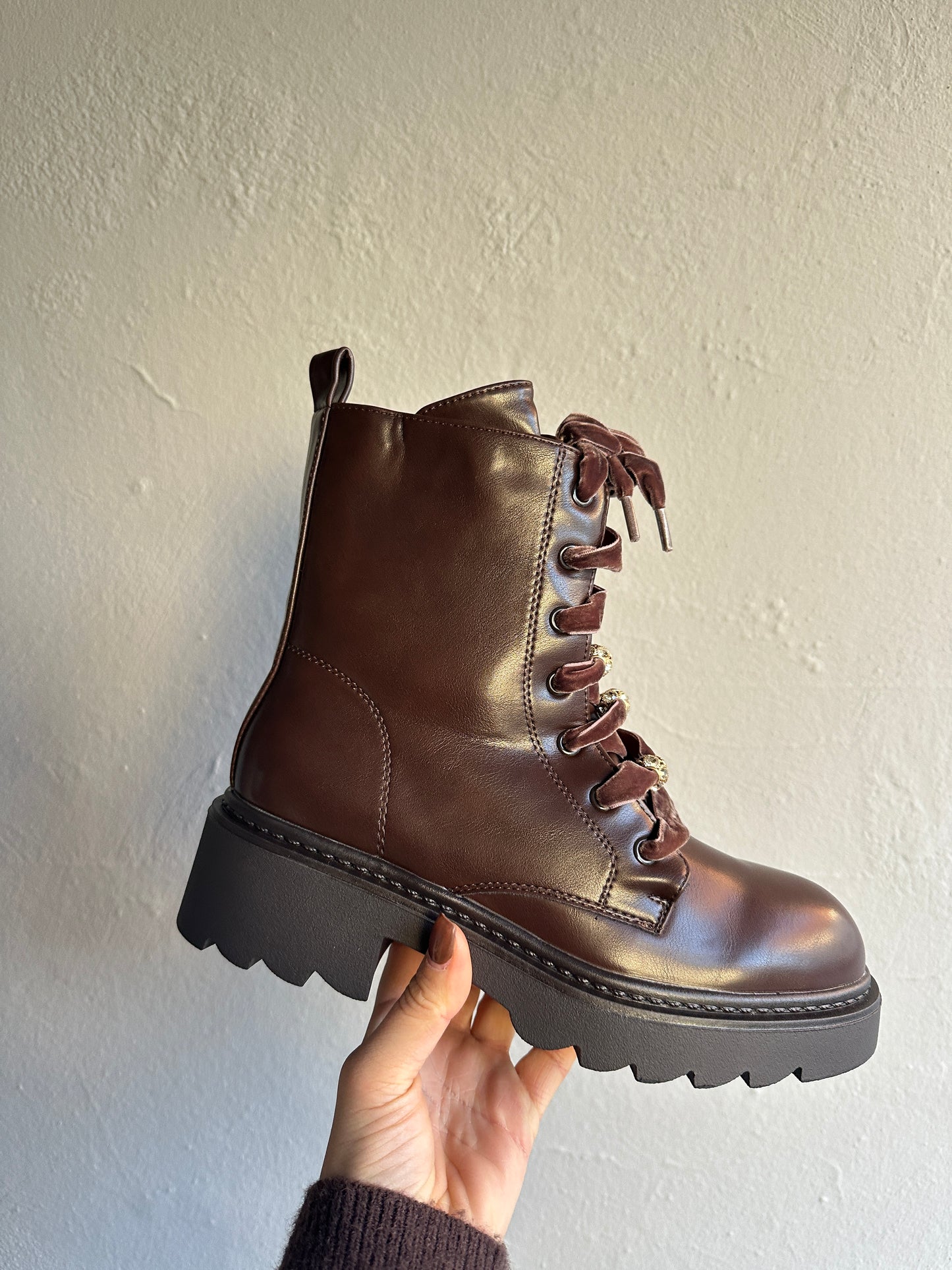 boots in schokobraun mit samtschnürsenkel und glitzer