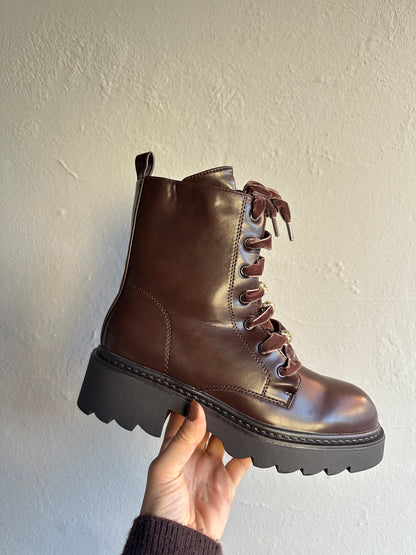 Boots in Schokobraun mit Samtschnürsenkel und Glitzer