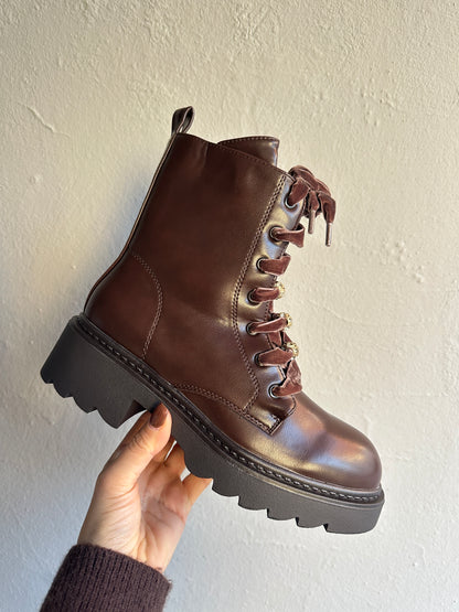 Boots in Schokobraun mit Samtschnürsenkel und Glitzer