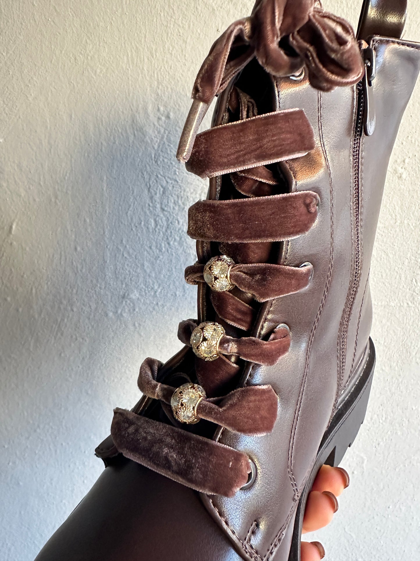 boots in schokobraun mit samtschnürsenkel und glitzer