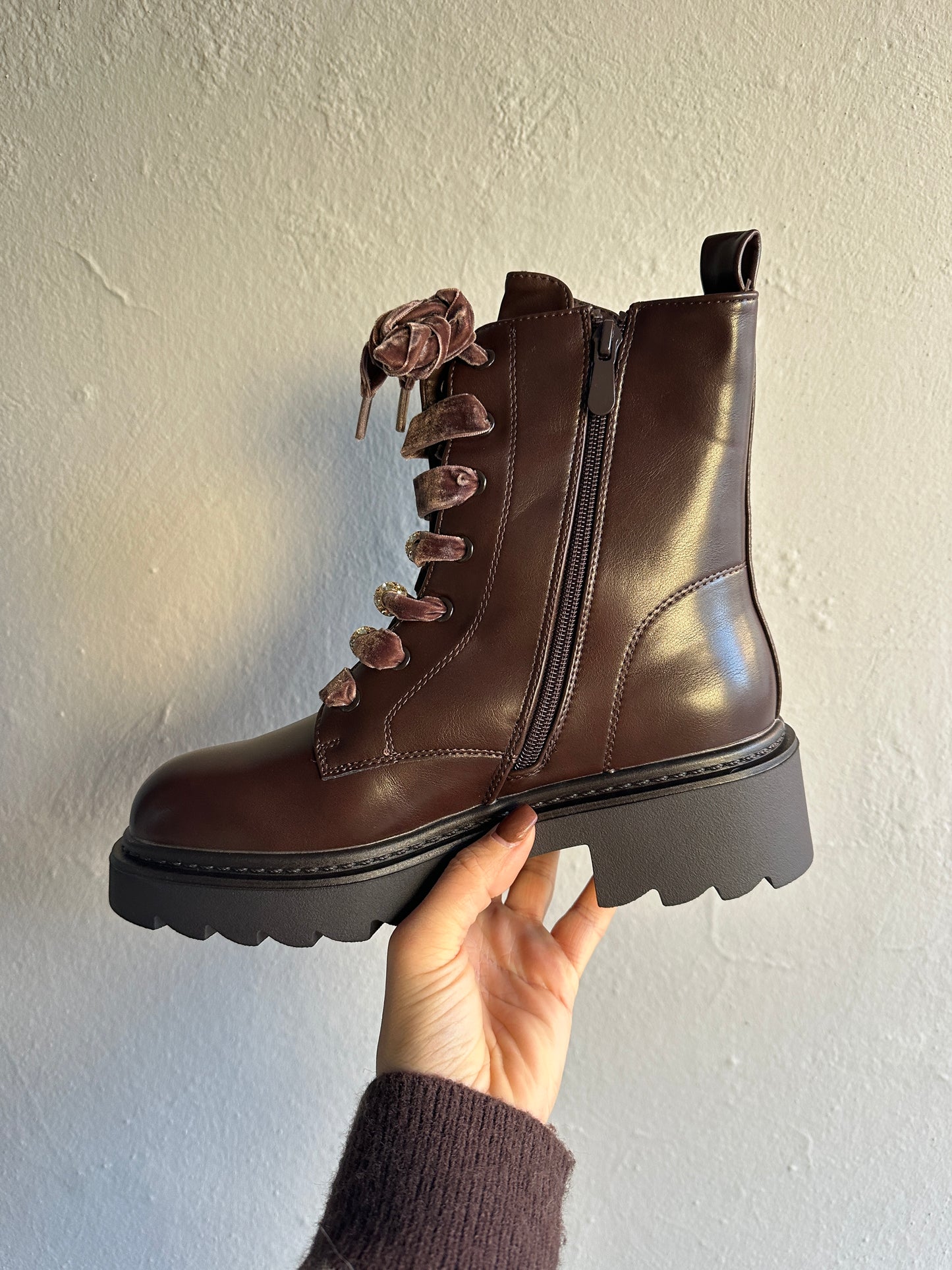 boots in schokobraun mit samtschnürsenkel und glitzer