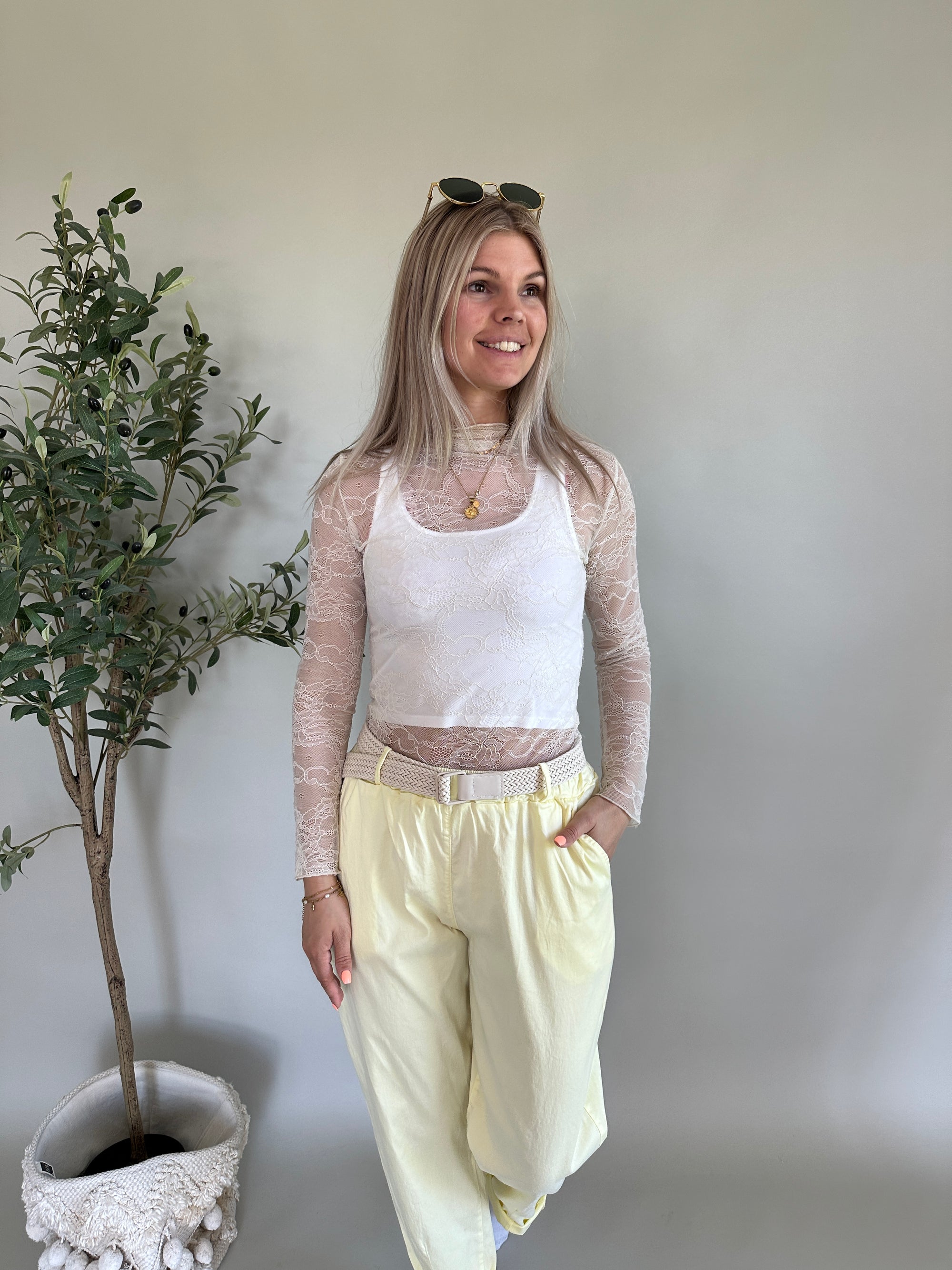 Shirt in Spitze Beige und Weiß