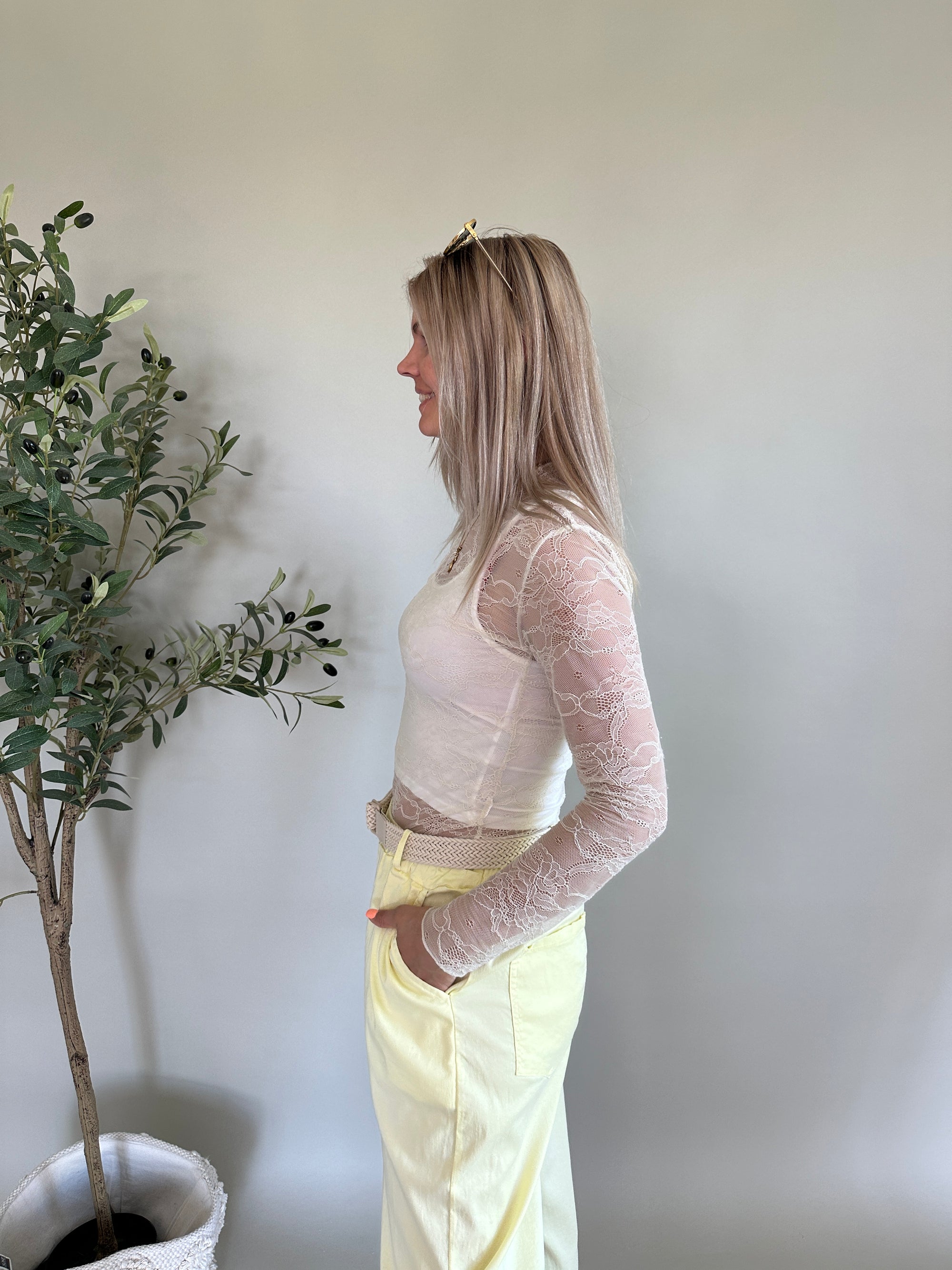 Shirt in Spitze Beige und Weiß