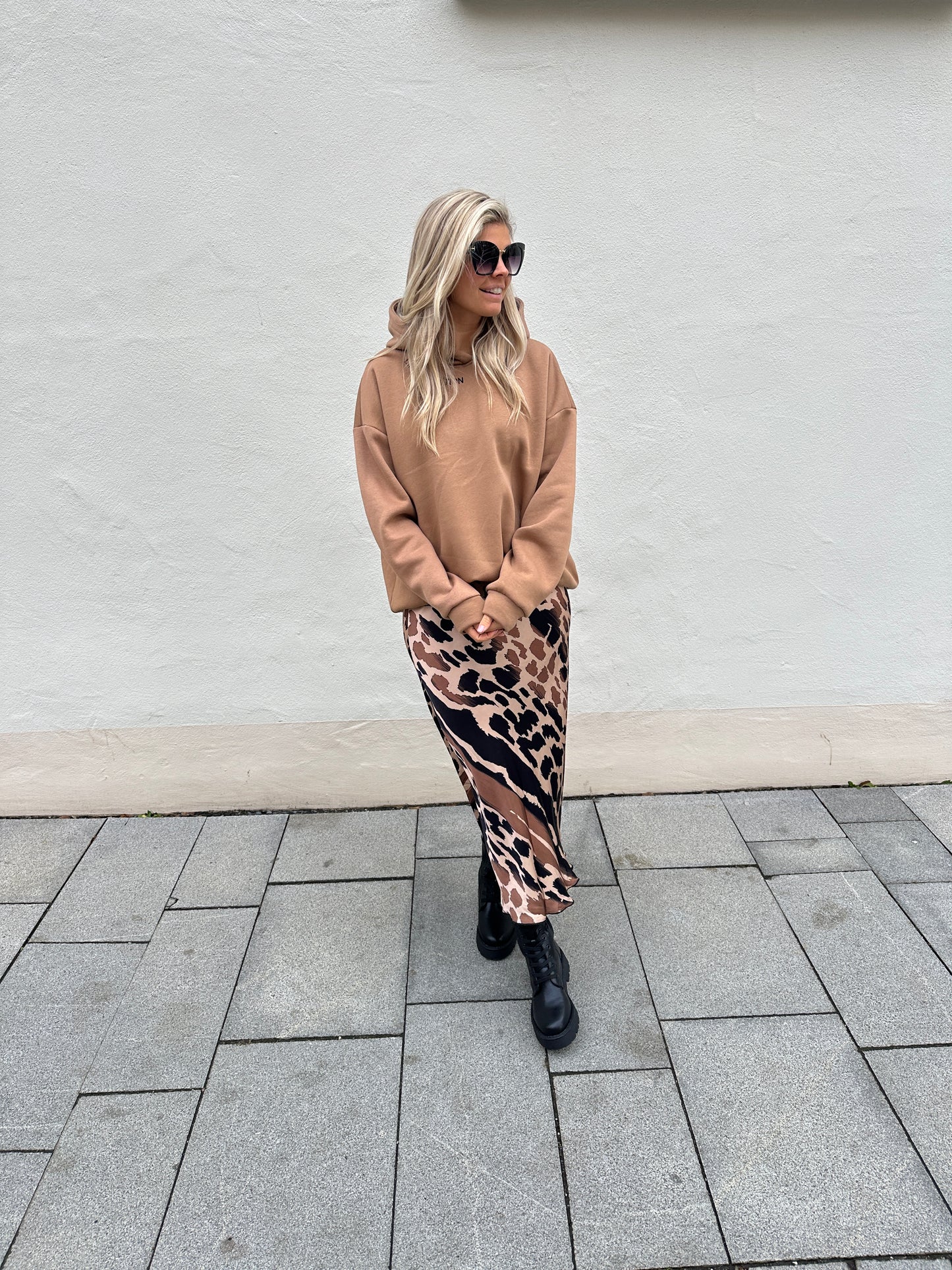 pullover mit kapuze in cognac