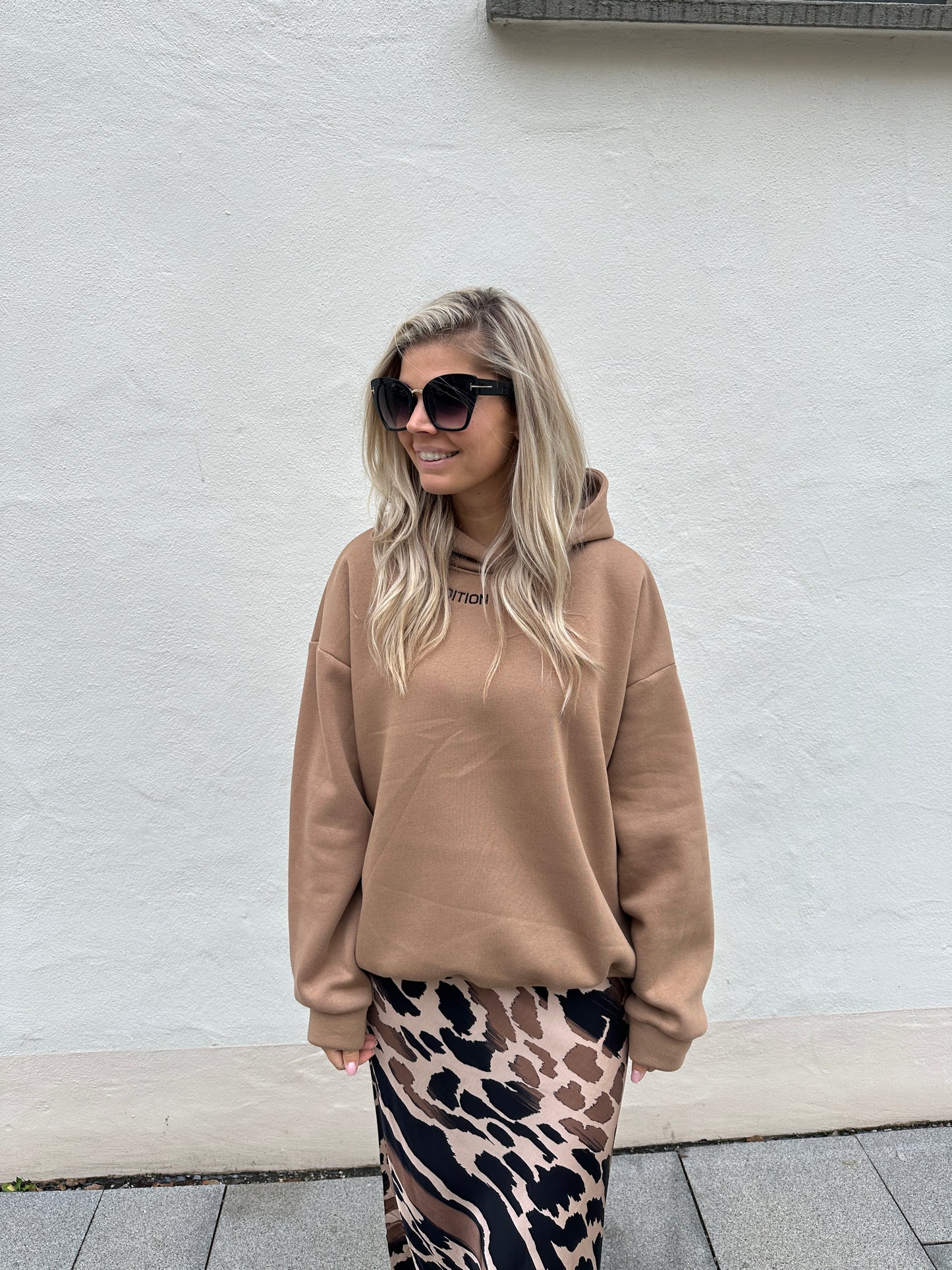 pullover mit kapuze in cognac