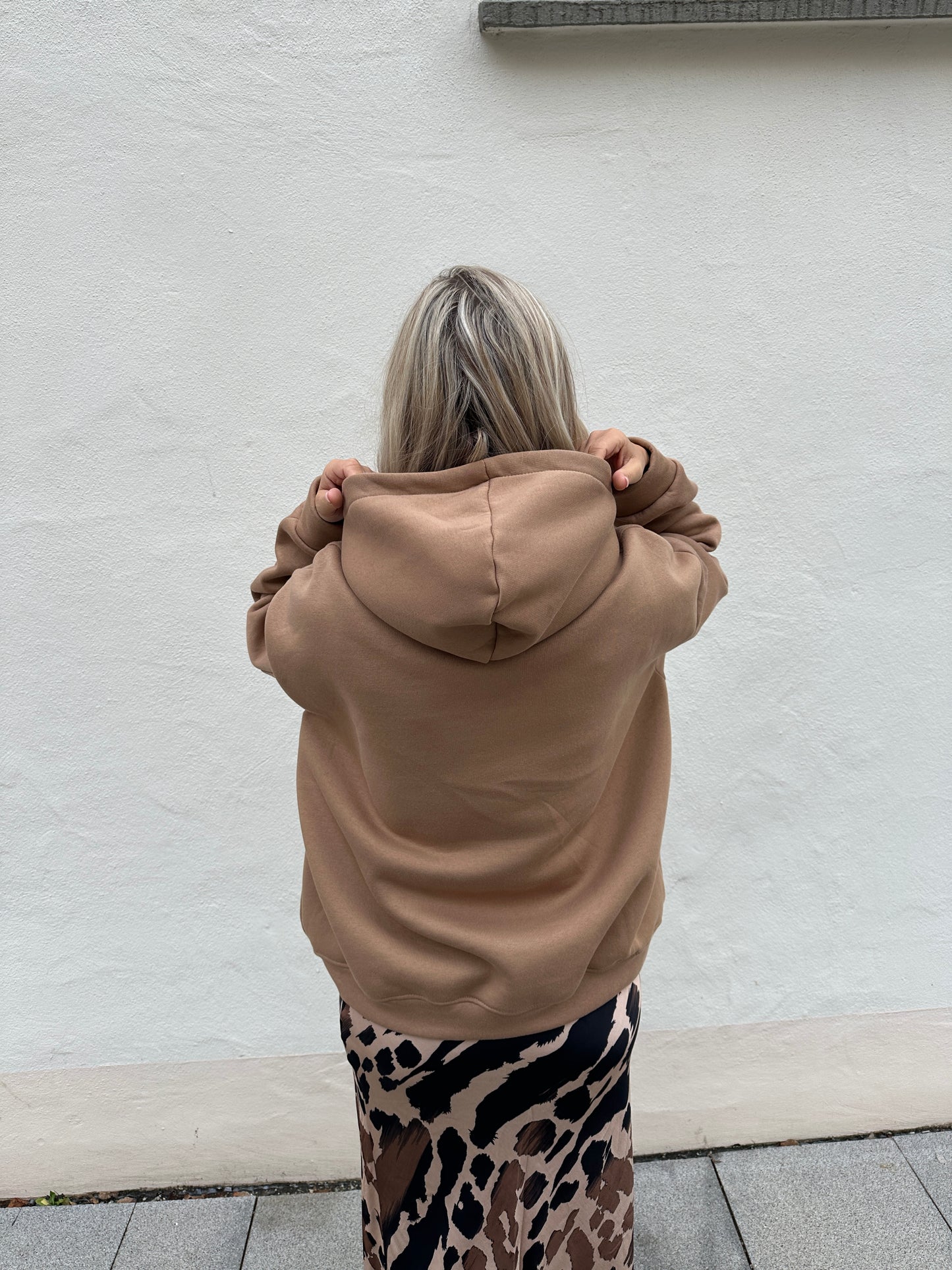 pullover mit kapuze in cognac