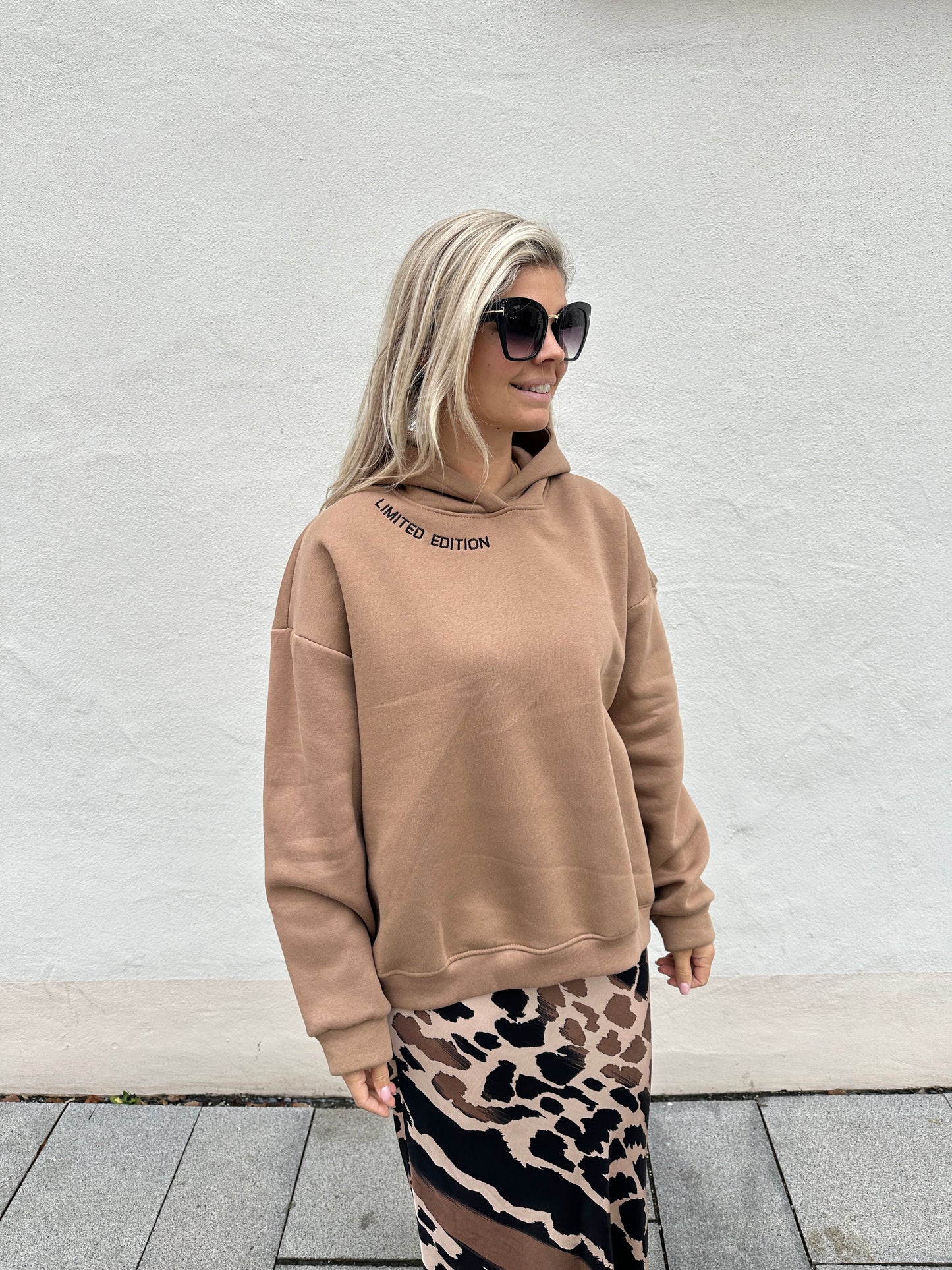 pullover mit kapuze in cognac