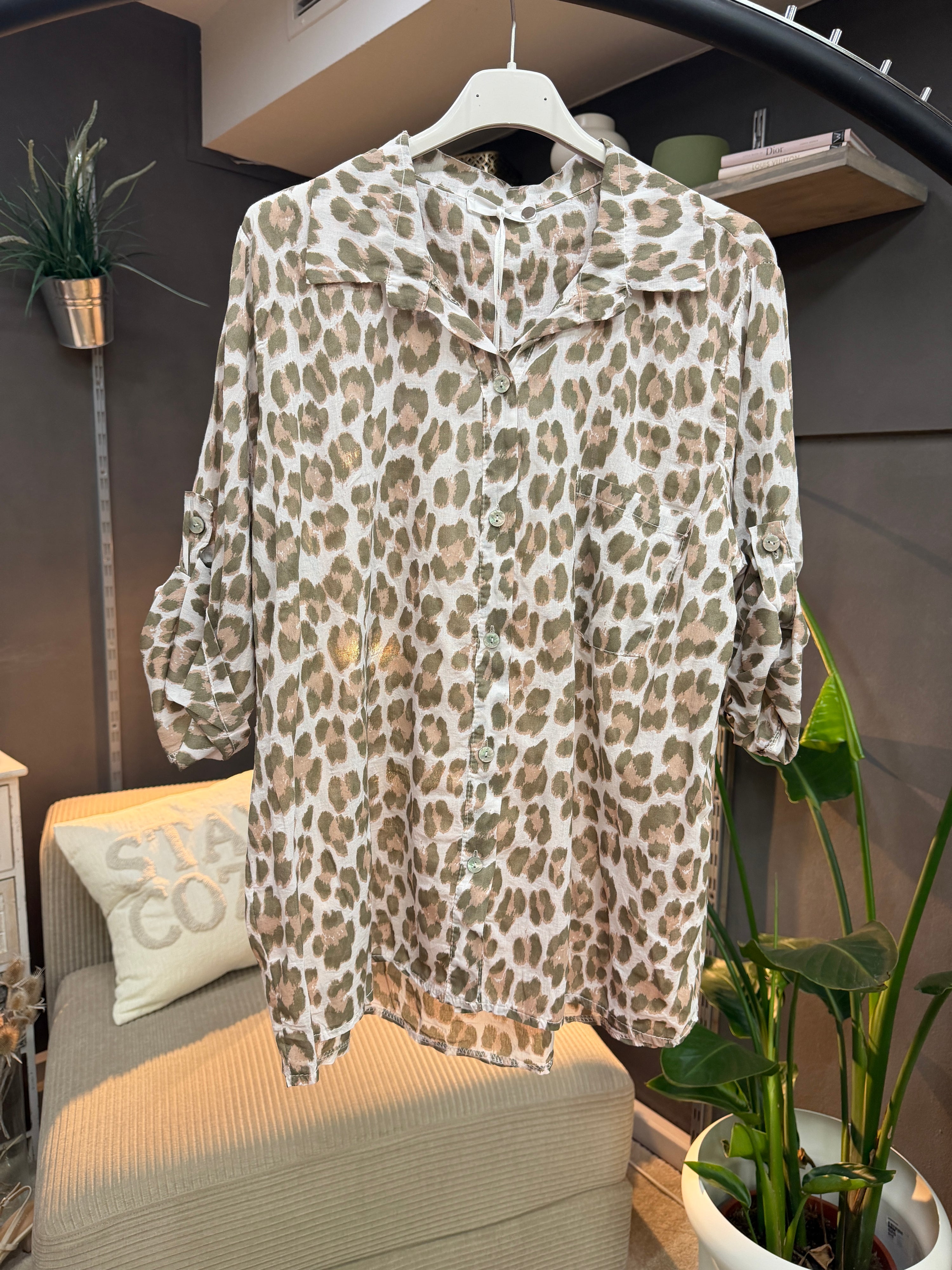 #1 Bluse in Olivgrün Leo-Muster