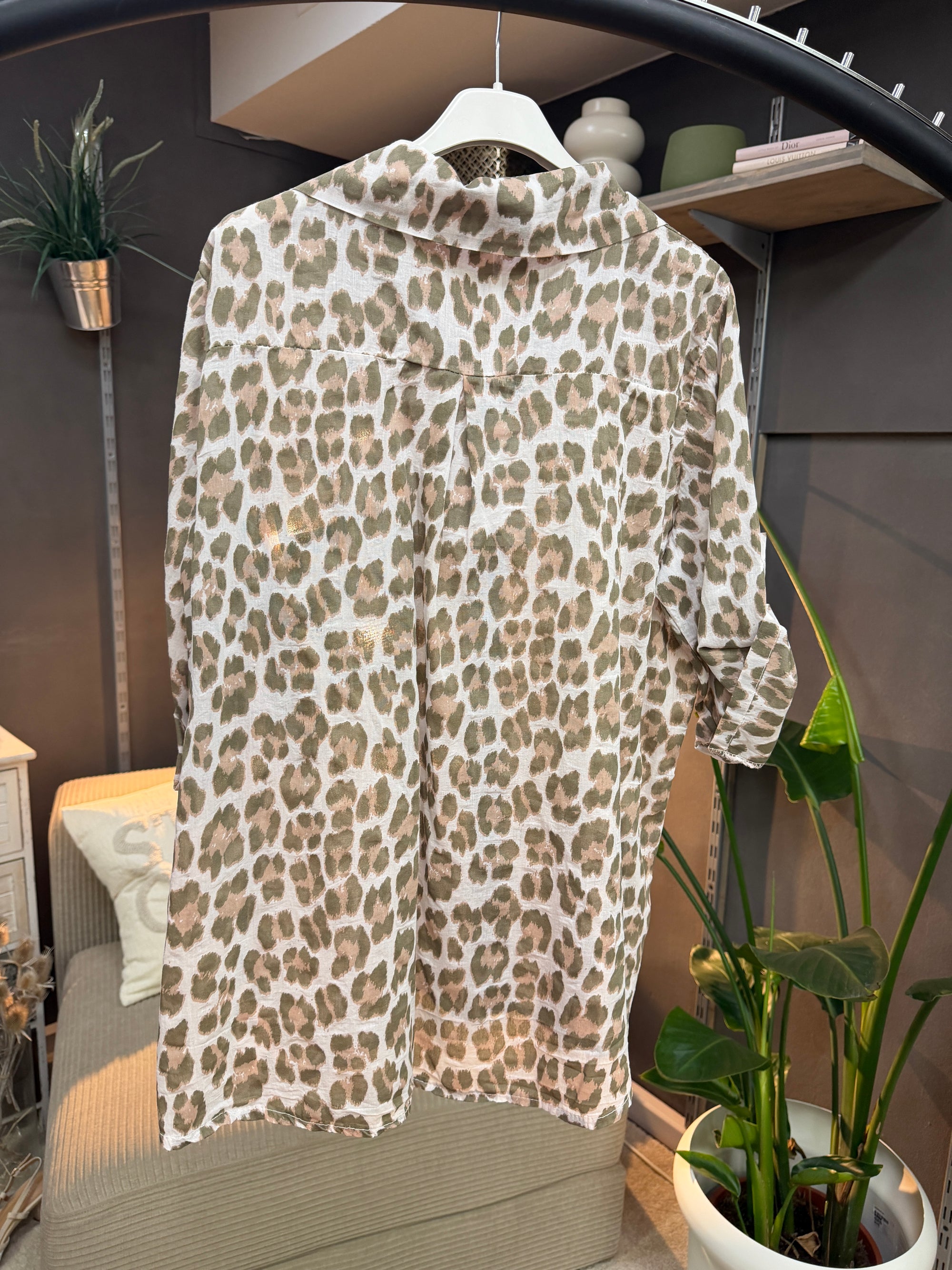 #1 Bluse in Olivgrün Leo-Muster