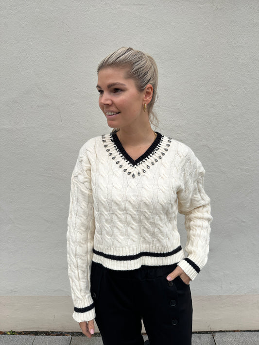 Pullover in Beige mit Glitzersteine am Ausschnitt