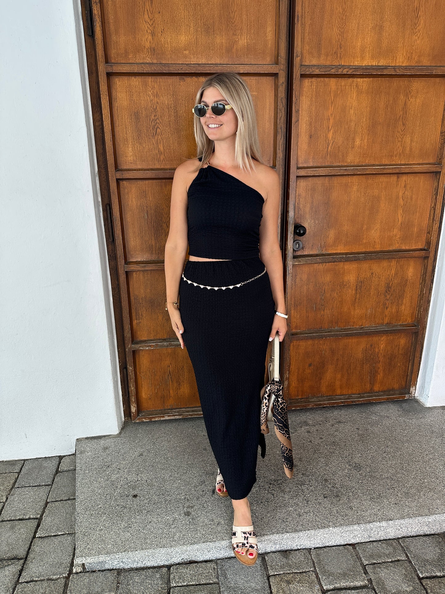 rock in schwarz mit seitlichen gehschlitz