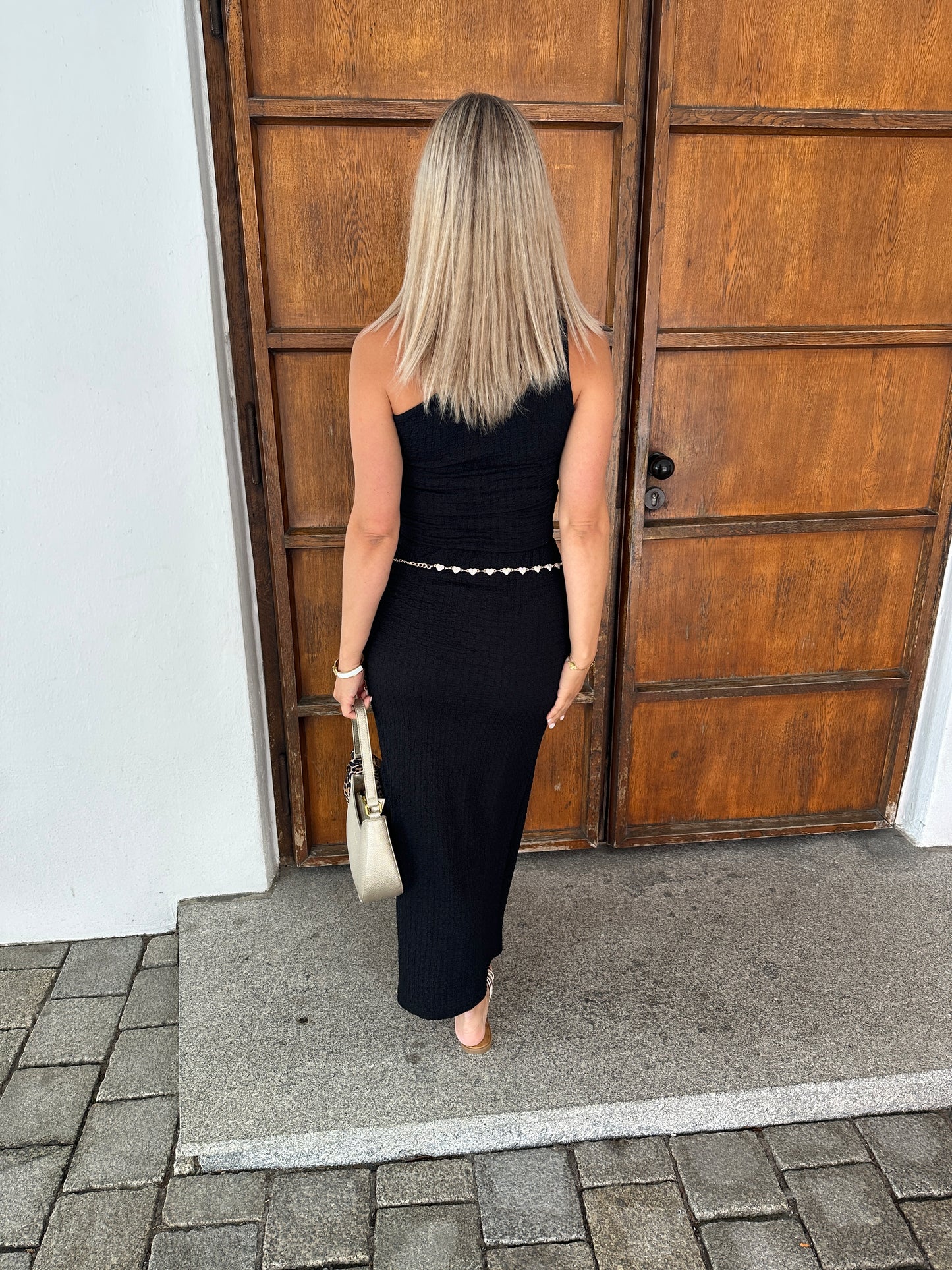 rock in schwarz mit seitlichen gehschlitz