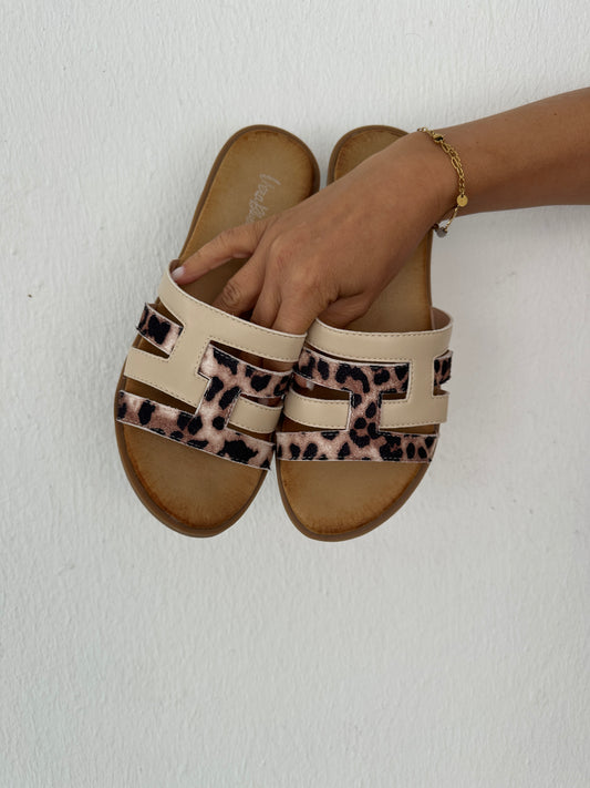 Pantoletten in Beige/Leo