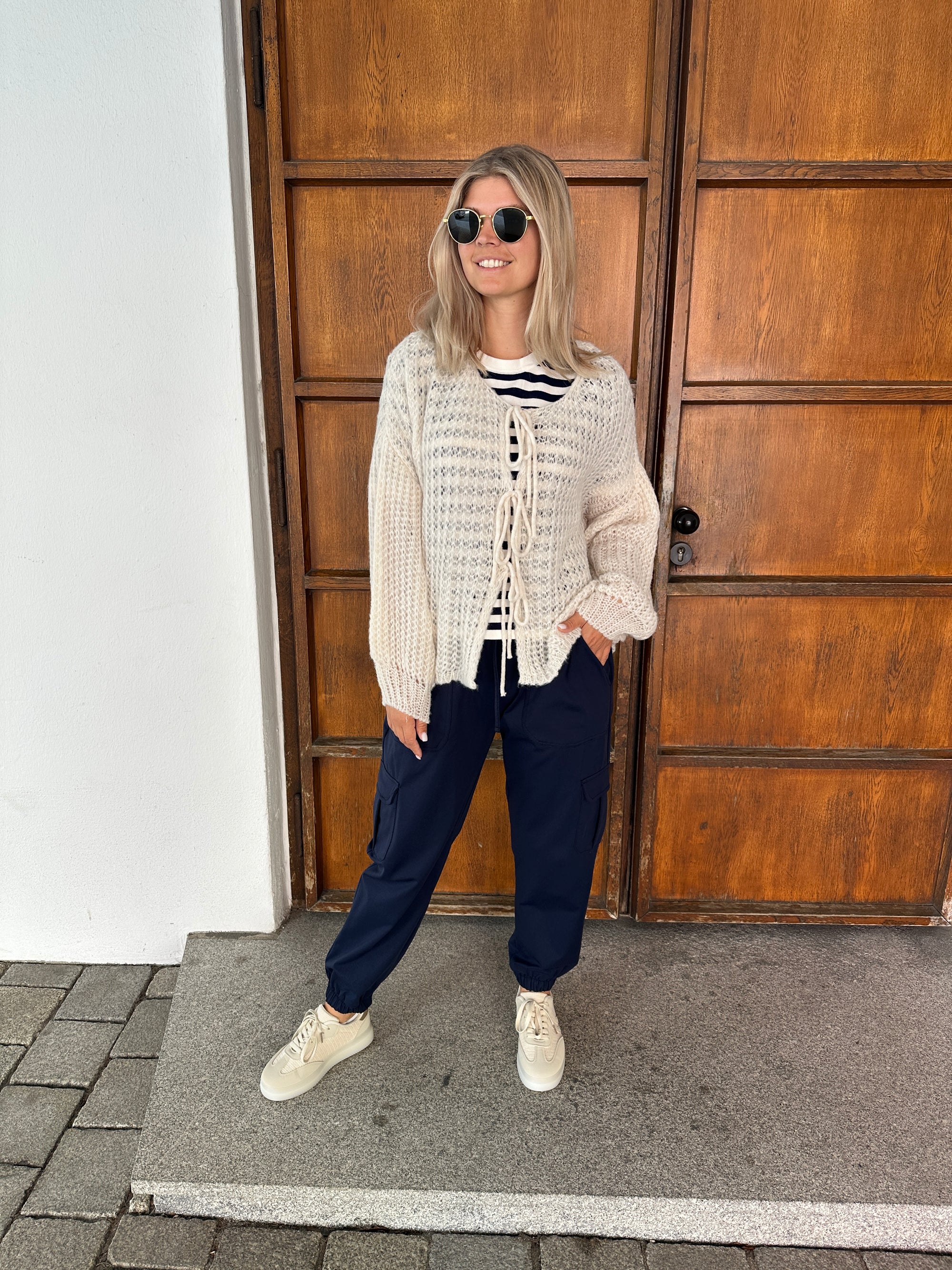 Strickjacke in Beige vorne zum Binden