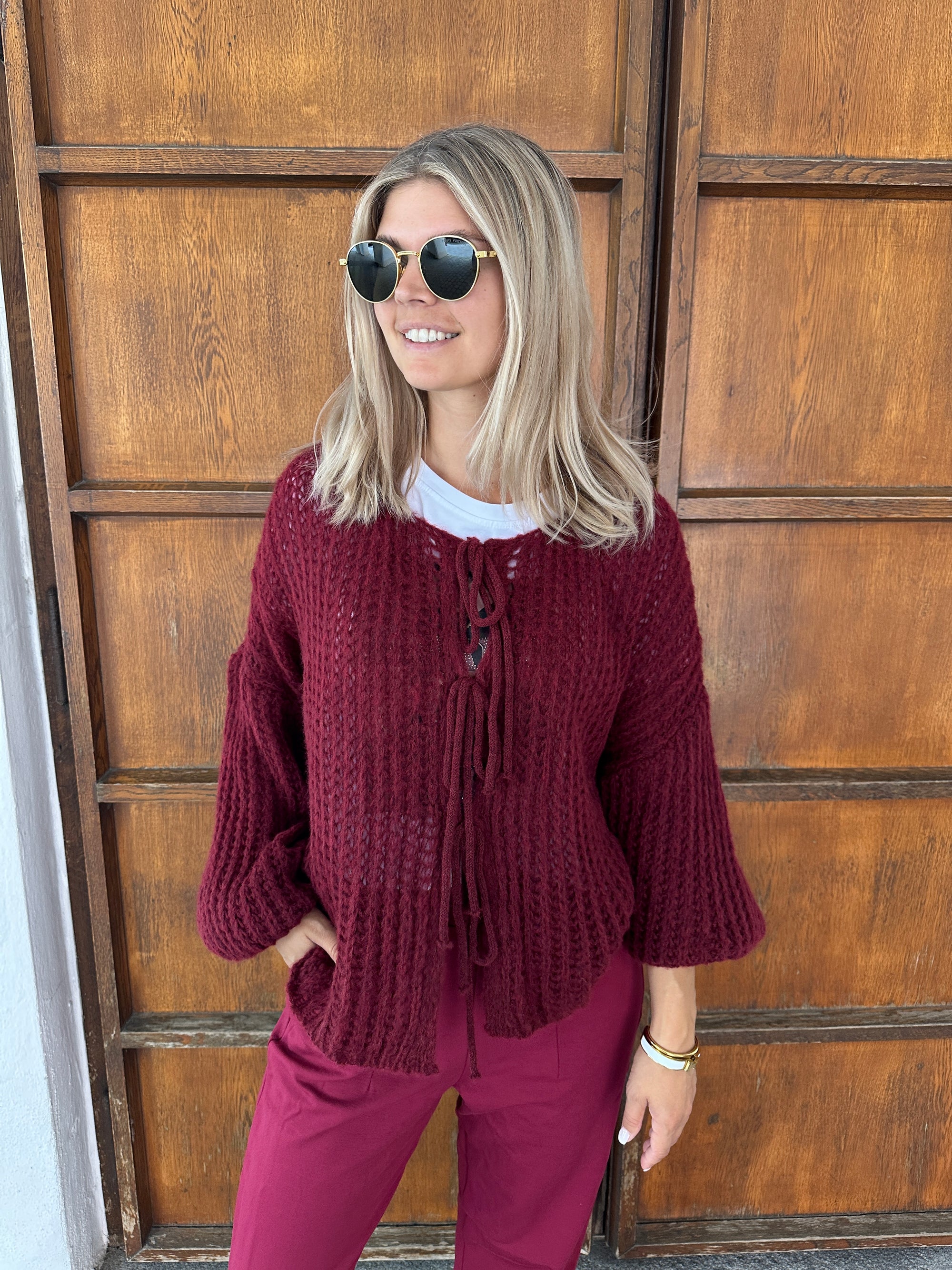 Strickjacke in Weinrot vorne zum Binden