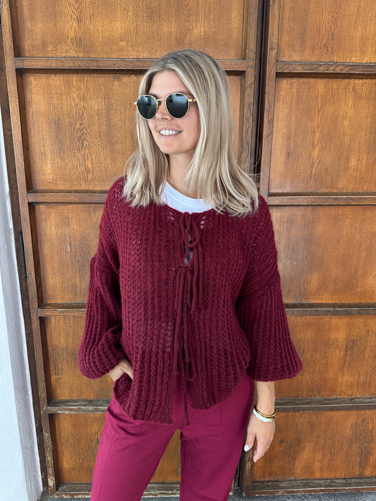 Strickjacke in Weinrot vorne zum Binden