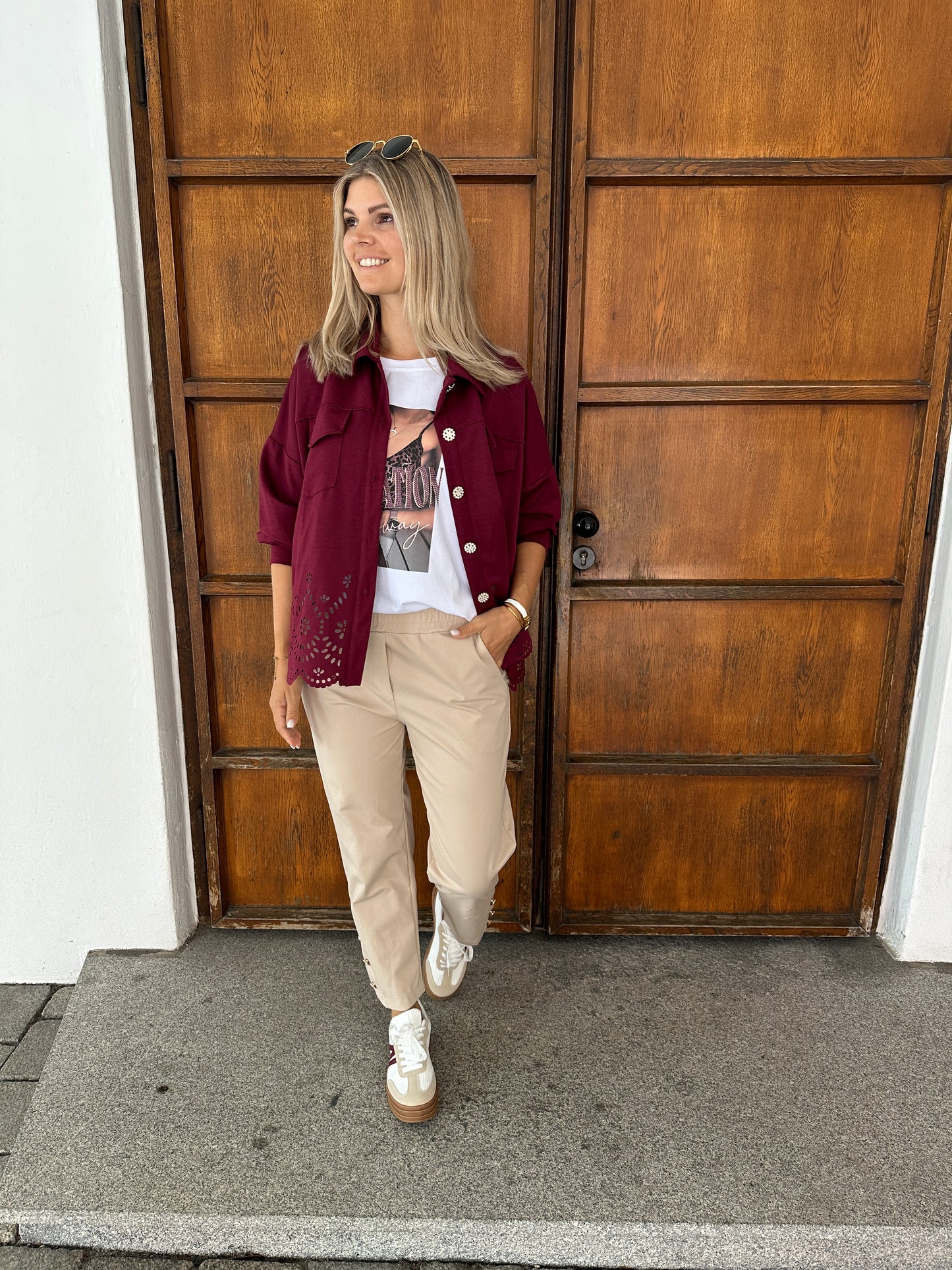 hose in beige mit goldenen knöpfen am bein