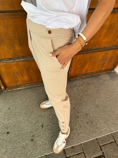 Hose in Beige mit goldenen Knöpfen am Bein