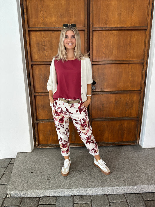 Hose in Weinrot/Beige mit Muster und Beigen Gürtel